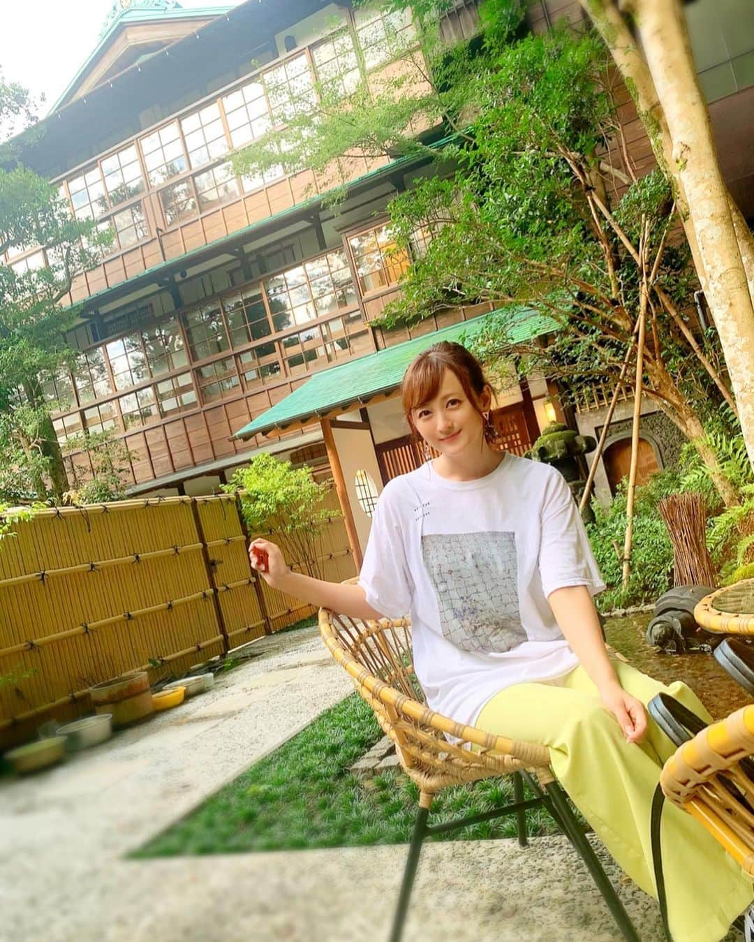 小松彩夏さんのインスタグラム写真 - (小松彩夏Instagram)「#こまっちゃんと温泉なう﻿ に使ってもいいよ🤣🤣🤣？？﻿ ﻿ 先日、環翠楼別館( @kansuiro_annex )さんへ行ってきました♨️﻿ ﻿ なんと環翠楼別館は創業400年の登録有形文化財に指定されている建物なんです✨﻿ ﻿ 風情のある外観をまえに、入る前からテンション上がりまくりでした😆✨﻿ ﻿ ウェルカムドリンクも用意してくださり﻿ おもてなしが素晴らしい...😭✨﻿ ﻿ 部屋もとても綺麗で広くてゆっくり過ごせました😌💕﻿ ﻿ そして、ここ環翠楼別館には24時間いつでも入れる露天風呂がついており、すぐ入りたいときに気軽に入れちゃうのは本当に贅沢でした‼️✨﻿ ﻿ 本館にも露天に大浴場、さらには貸切りのお風呂まで自由に入れちゃうので、もう贅沢にも程がありますよね…🤩(笑)﻿ ﻿ 本館の廊下は、まるで昔過ごした小学校に戻ったかのようなレトロな雰囲気で、温泉に向かってるときから懐かしい感じで癒されちゃいました☺️﻿ ﻿ 夜の料理はイタリアンで、どれも本当に美味しくて感動😭🍽✨﻿ ﻿ まさか箱根の旅館でフォアグラを食べられるとは…😍最後のパフェがまた絶品でペロッといただいちゃいました❤️﻿ ﻿ 翌朝は、露天風呂を独り占めし﻿ 最後の最後まで満喫しちゃいましたとさ☺️♨️﻿ ﻿ たまにはこんな贅沢もいいですよね。﻿ ﻿ 温泉で心も身体も癒され、最高のひとときでした〜🥰﻿ ﻿ 大変な時期ですが、みなさんも自分なりの癒しの時間をつくりつつ楽しく過ごしましょうね😌💕﻿ ﻿ #環翠楼別館 #箱根イタリアン #pr #箱根宿泊 #トリドリベース #箱根 #箱根旅行 #温泉 #かけ流し #旅 #癒し #癒しの旅 #旅行好き #登録有形文化財 #風情 #趣  #贅沢 #至福 #旅館 #箱根旅館 #イタリアン #女子旅 #浴衣」9月14日 22時06分 - official_ayaka_502