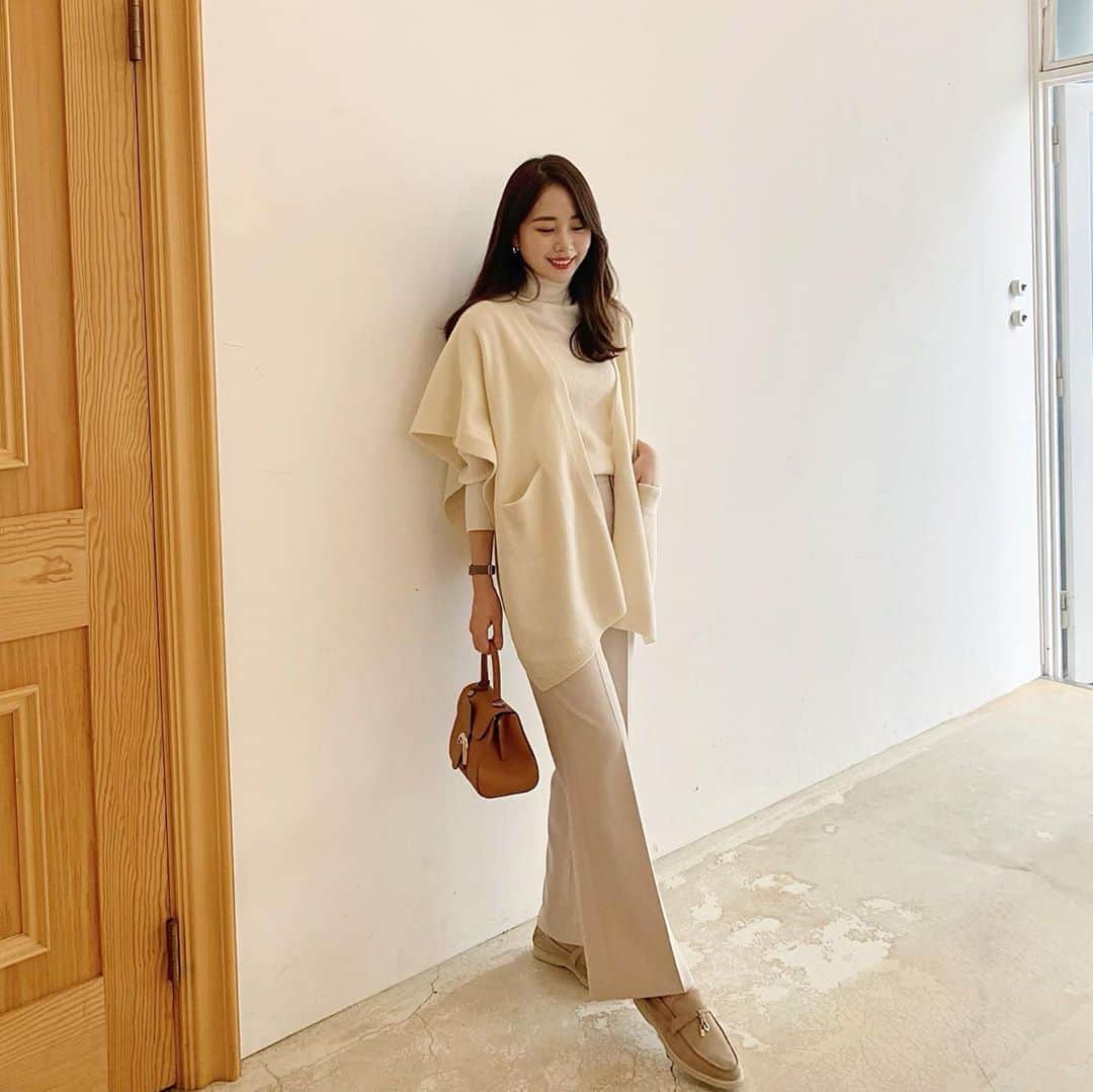 ハンナミのインスタグラム：「📸🤎 はやく秋になってほしい . .🍂  今年の秋冬はこのショールをたくさん合わせたいな :) ぐるっと巻いたらマフラー代わりに🧣  新作発売は 9.18(金)21:00-start ! @eneu.official」