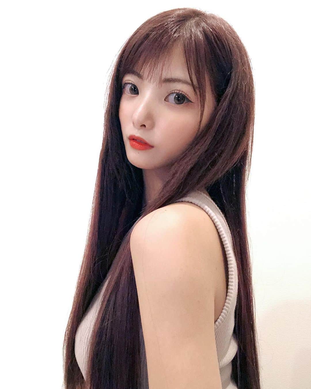 岡田栞奈のインスタグラム：「いつも髪型変わりがち💇‍♀️✨ #スーパーロングヘア #エクステ #ショートに戻すか迷う」
