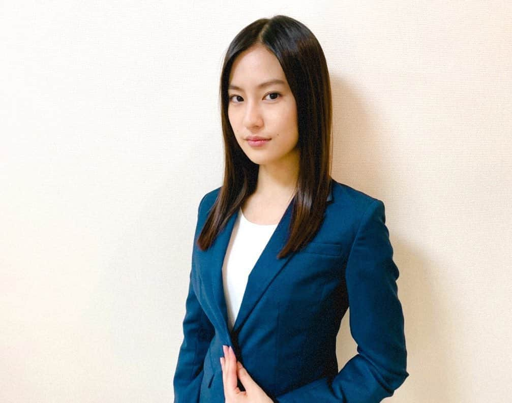 恒松祐里さんのインスタグラム写真 - (恒松祐里Instagram)「お知らせ👔 月9ドラマ「SUITS／スーツ2」の11話に鮎川依子役で出演します。 この作品はアメリカ版「SUITS」が原作の大手法律事務所を舞台にした人間ドラマです。 ㅤㅤㅤㅤㅤㅤㅤㅤㅤㅤㅤㅤㅤ 実は中学生くらいの頃から原作であるアメリカ版「SUITS」のファンで、キャストも物語も大大大好きだったので、今回少しだけですが そのクールでスマートな世界にお邪魔できてとても嬉しかったです❗️ ㅤㅤㅤㅤㅤㅤㅤㅤㅤㅤㅤㅤㅤ 来週の月曜よる9時からフジテレビにて放送されます。 お楽しみに！ ㅤㅤㅤㅤㅤㅤㅤㅤㅤㅤㅤㅤㅤ #ドラマスーツ　@drama_suits」9月14日 22時12分 - yuri_tune