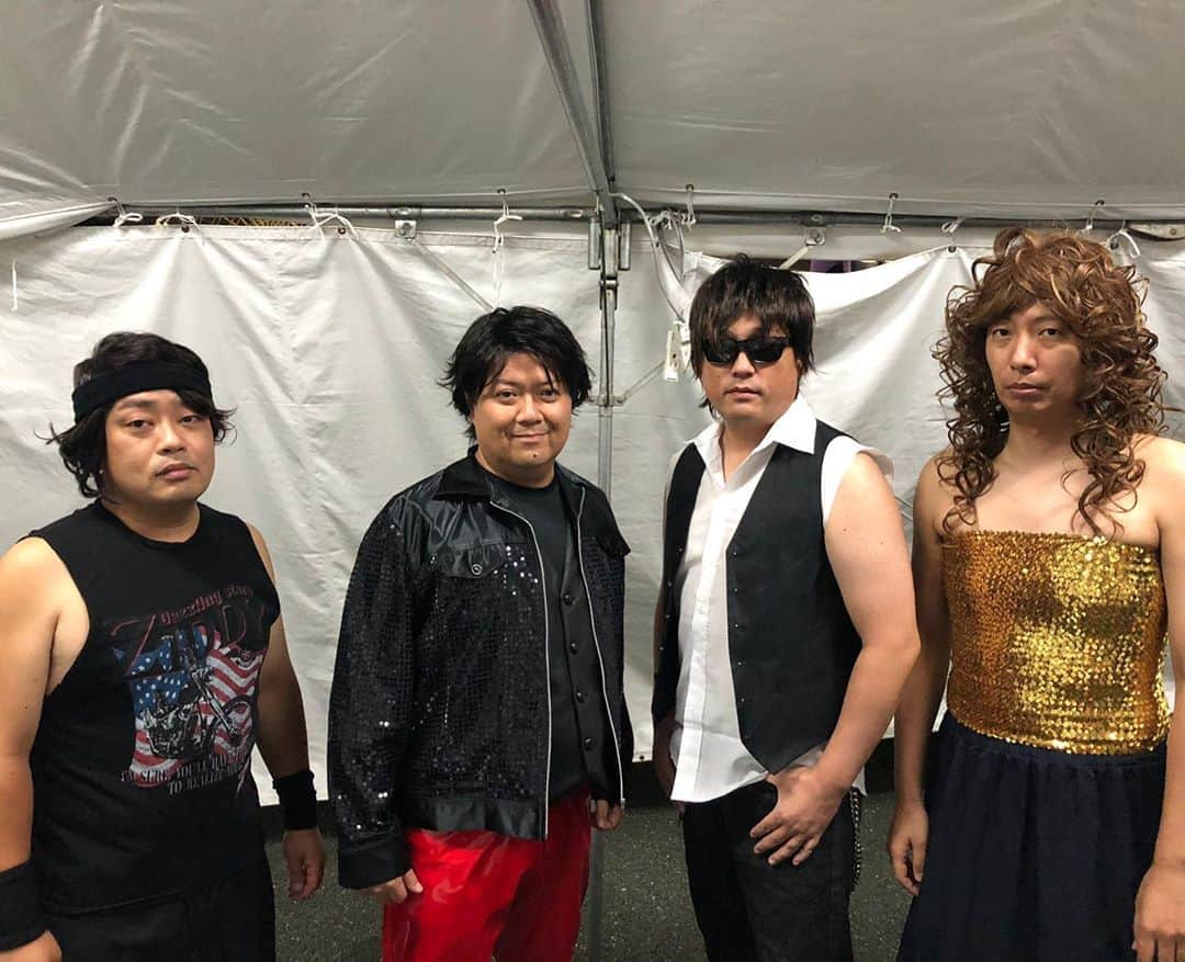 藤原時のインスタグラム：「今年の会場は万博公園の野外広場でございました。 小杉さんのB'z愛を伝えるだけのライブ「KOSUGI-GYM2020」無事終了いたしました。 毎年、私はバリーさんという、ゆるキャラのような名前のベーシスト役でございましたが今年はモヒーニさん。お洒落なカクテルかと思いきや、知る人ぞ知る凄腕のベーシストの方だそうです。  キラキラと艶やかに輝く太陽の塔を見上げながら、小杉さんの歌唱力があがっている事に気づく秋の私でございました。  #KOSUGI #GYM #小杉さん　 #9月20日は福岡であるよ #B'z #モヒーニ #途中睨んでるやん #万博公園　#藤崎　#ギャロップ 林 #次はどうなる」