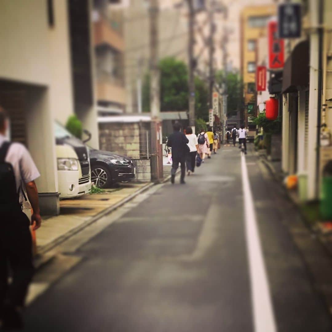 木村ひさしさんのインスタグラム写真 - (木村ひさしInstagram)「今朝のひとコマ 日本は左側通行に変わったんだ。」9月14日 22時13分 - kimura.hisashi