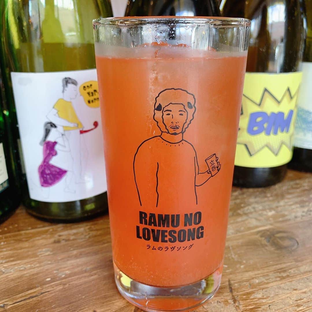 春原未来さんのインスタグラム写真 - (春原未来Instagram)「明るいうちから, 飲むって背徳感があってなんかいい…🤤笑 気になってたお店に来れました！ラム串美味しかったー😋💓 初めて脳天も食べたよ！ #ラムのラヴソング   この後も念願のお店に行って,いまは04軒目です…😏  .  It's nice to drink while it's bright ... 🤤 lol I came to the shop I was interested in!  The lamb skewers were delicious 😋💓  After this, I went to the long-desired restaurant !  #一人飲み女子 #1人飲み女子 #おひとり様 #天満飲み #立ち飲み女子 #立ち飲み屋 #ラム肉好き #キタグルメ #トマトサワー #b級グルメ情報 #standingbar #大阪キタ #大阪撮影会 #osakagourmet #ラムのラブソング」9月14日 22時16分 - sunohara_miki