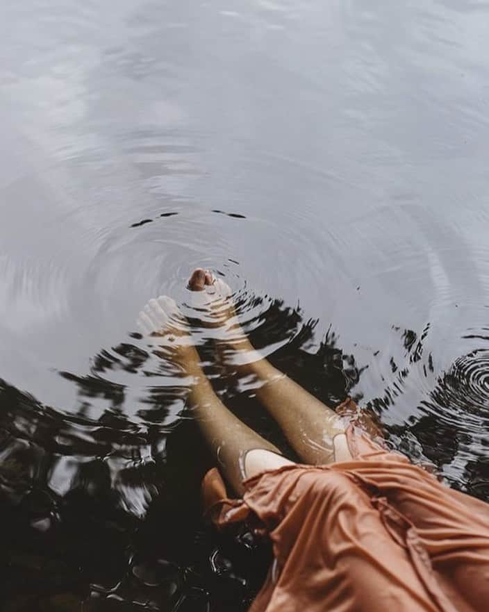のインスタグラム：「Temps are dropping, but that doesn’t mean you need to say goodbye to the water. Cold water swimming activates endorphins, improves circulations and boosts your mood. Take a deep breath a dive in.   #jporganic #organicbyjohnpatrick #coldwaterswim #naturebath #natureandhealth #naturalhealth」
