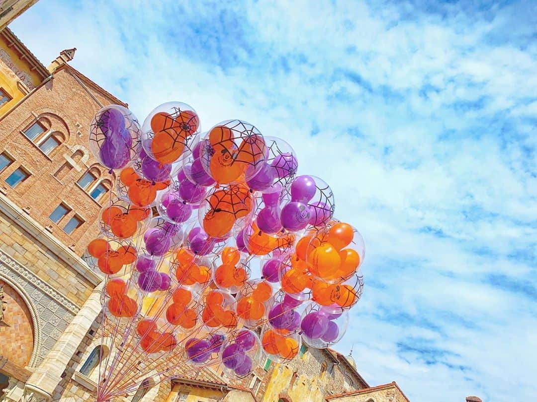 上坂由莉のインスタグラム：「﻿ ﻿ Disney Sea🐢☀️﻿ 今年のディズニーはハロウィンイベントないけど﻿ グッズやフードは少しだけ﻿ ハロウィン仕様になっていました👻🎃🎈﻿ ﻿ ﻿ 来年のハロウィンディズニーは﻿ 例年通りに戻ってるといいな🥺💓﻿ いつ来てもハッピーになれる場所です🎪﻿ ﻿ ﻿ #Disney #DinsneySea #tokyodisneyresort #TDR #TDS﻿」