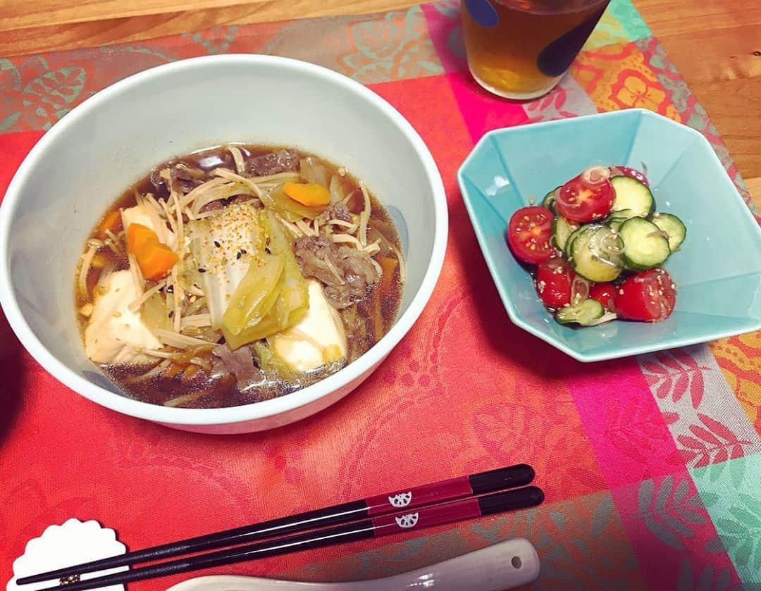 諏訪彩花のインスタグラム：「あ、卵忘れてた笑！ってこのあと気付いて無事すきやきできました👌😁ランチョンマットはおにゅーなんだ！中華っぽくて華やかアル🌸」