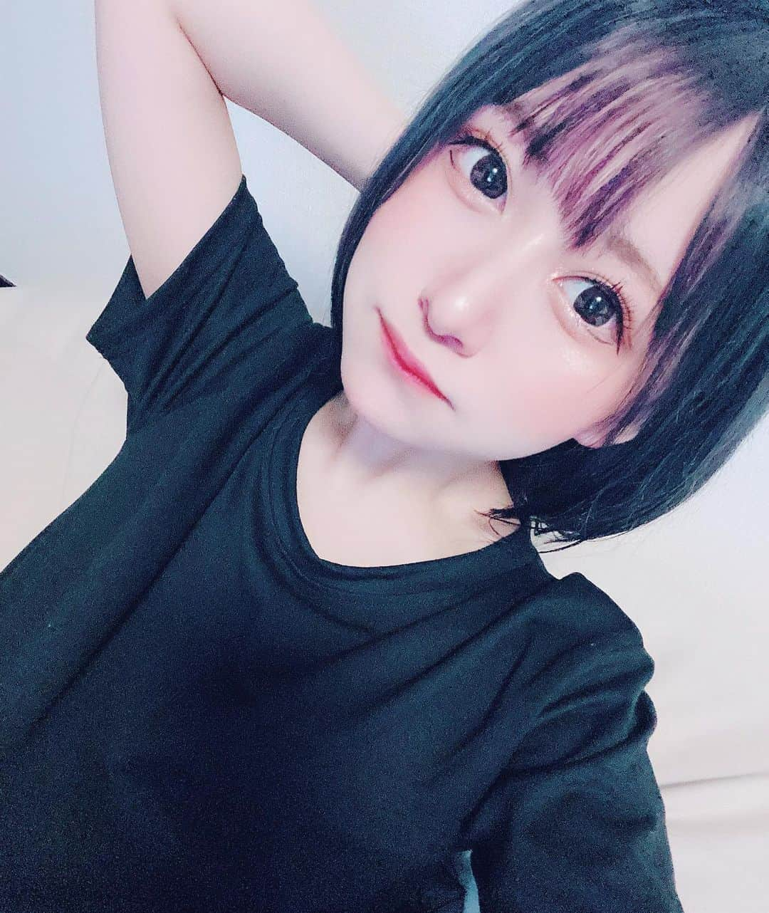 鉢呂ゆなのインスタグラム：「黒じゃなくてネイビーだよ 内側ミルクティー色なの٩( 'ω' )و💓  #モテそう #結婚 #ゼクシィ #自撮り #セルフィー #セルカ #me #selfie #selfiee #selfieee #selfies #selfietime #selfienation #selfiestick #selfieday #selfiepics #17live #17 #イチナナ #らいばー #配信 #いいね #いいね返し #めんへら #ではないです #おしゃれさんと繋がりたい #わけでもないです #かわいい女の子 #キャバ嬢が飼ってるチワワ」