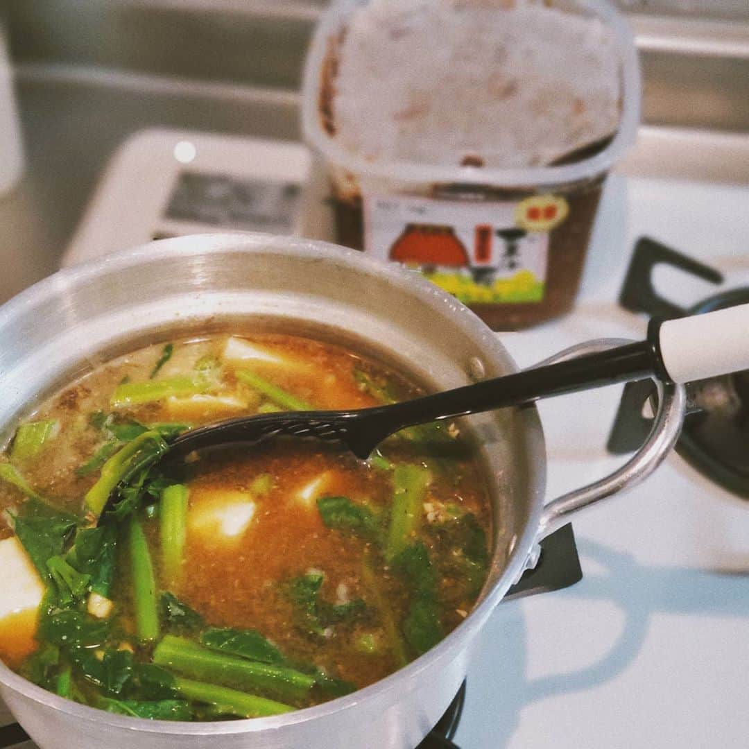 のインスタグラム：「______#味噌汁 #れなお亭 . . ゴルフ合宿の帰りに買った 守谷産つるむらさきでお味噌汁。  夏はすっきり赤味噌系が飲みたくなる‪‪❤︎‬  これからの季節は白こしがほっこりと 合いそうで大根とか秋冬野菜と合わせるのが楽しみ✨  日本で唯一の雑穀で作った無添加味噌風調味料は 大豆を使用していない為アレルギーの方でも楽しめる。 美肌効果､冷え性改善､便秘解消等期待できるみたいです。 肉や魚の漬け焼きにしたり､葱味噌にして 焼きおにぎり､味噌ディップにして野菜スティックなど 使い方が沢山あってワクワクする😘  味噌は凍らないので冷凍保存がおすすめ☺︎ . . . ○焼売(551 大阪土産) ○蓮根甘酢炒め ○つるむらさき 味噌汁 ○とうもろこしご飯 ○沢庵 糠漬け . . . #マルカ味噌#味噌#腸活#発酵食#ひとりごはん#丁寧な暮らし#丁寧な暮らしと少しの贅沢#豊かな暮らし#一汁三菜#フードマイレージ#味噌汁#健康ご飯」