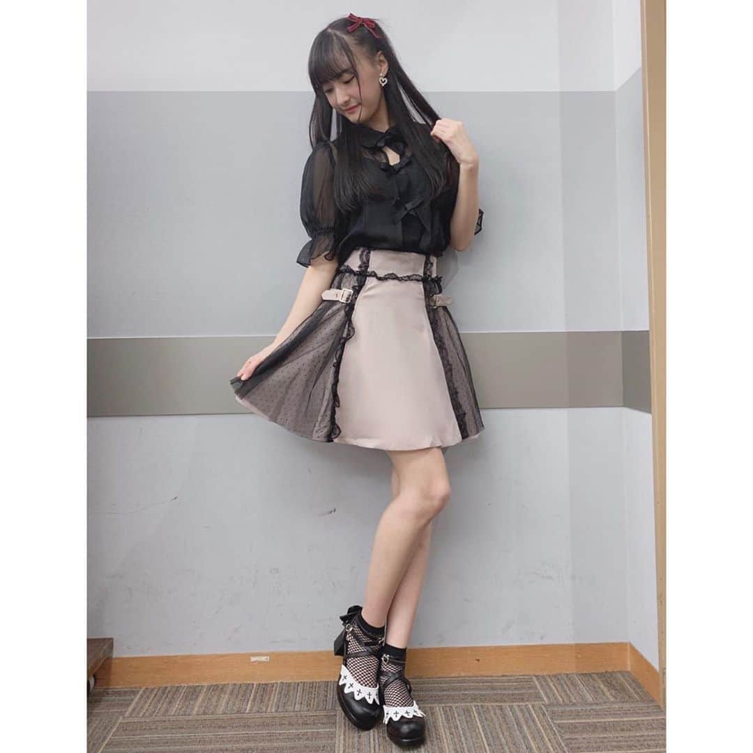 岡本怜奈さんのインスタグラム写真 - (岡本怜奈Instagram)「♡﻿ #ガーリーコーデ 🎀🖤﻿ ﻿ ﻿ ✔️ 𝒕𝒐𝒑𝒔. 𝒔𝒌𝒊𝒓𝒕 #rojita (@rojita_official)﻿ ✔️ 𝒑𝒖𝒎𝒑𝒔 #dearmylove(@dearmylove_official)﻿  #夢展望 (@yumetenbo_official)﻿ ✔️ 𝒉𝒂𝒊𝒓 𝒂𝒄𝒄𝒆𝒔𝒔𝒐𝒓𝒊𝒆𝒔 #lizlisa (@lizlisa_official_japan)﻿ ﻿ ﻿ 量産型風コーデ？💗﻿ れなたんしか勝たん？🥺﻿ ♡﻿ ♡﻿ #岡本怜奈 #れなたん #nmb48 #たんたんコーデ﻿ #コーデ #fashion #量産型コーデ #ハーフツイン﻿ #happy #Instagood」9月14日 22時22分 - renatan1222