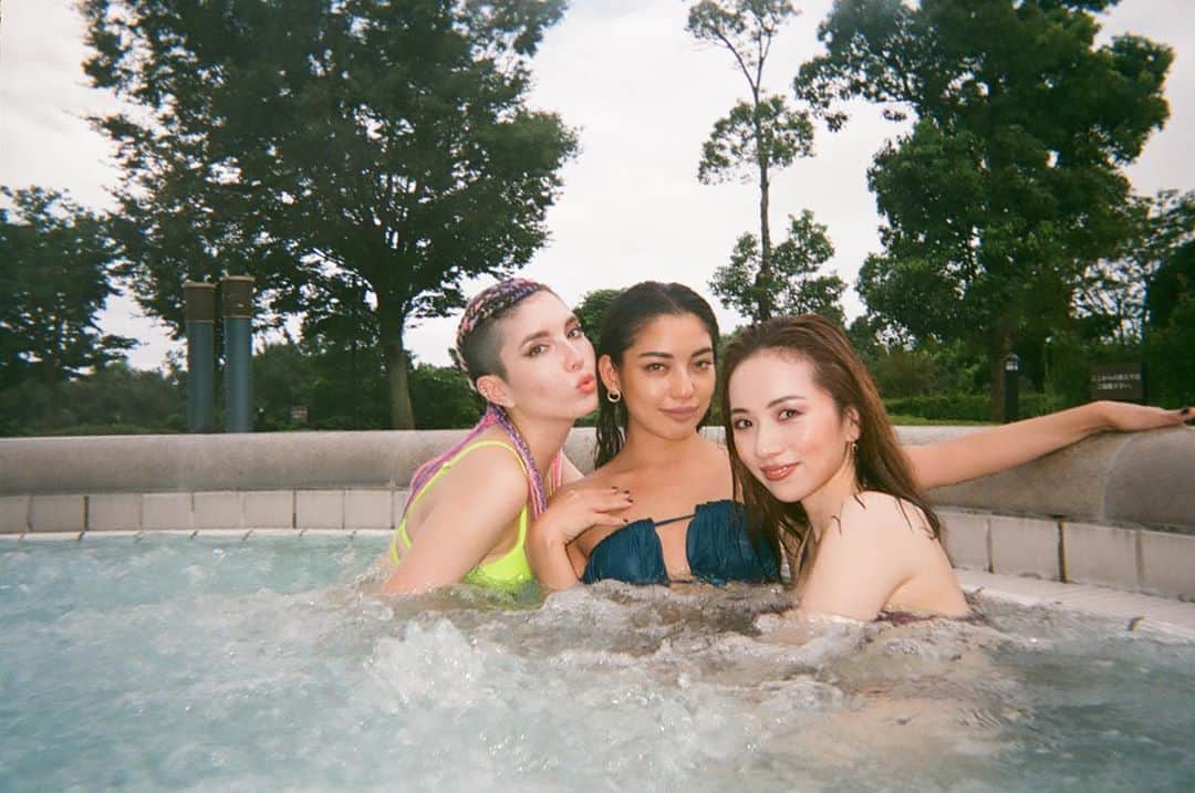 サマンサ麻里子さんのインスタグラム写真 - (サマンサ麻里子Instagram)「Girls’ trip on film 📸  ヒルトンのお兄さん、一枚目頑張った！  #girlstrip #hiltonresortandspa #odawara #poolday #bikini #swimwear #girlsinbikinis #japantrip #summertrip #film #fujifilm #disposables」9月14日 22時26分 - samanthamariko