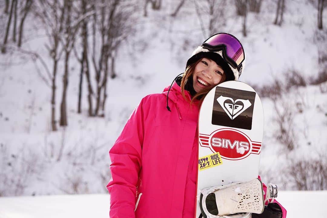 hoshinofumikaのインスタグラム：「💖Can’t wait❄️ 一気に気温が下がって 過ごしやすくなってきたね！ 雨が降れば降るほど気温下がっていくのかなぁ〜 ワクワク💖❄️ さぁ！ゲレンデでは派手にいきましょう〜🌼 みんなは今年何色？😍😍 . . .  @roxyjapan  @sims_snowboards_jp  @murasakisports_official  #スノーボード　#スノボ　#スノボ女子　#滑りたい　#でもいまは　#天気悪いから #稲刈りたい　#w」