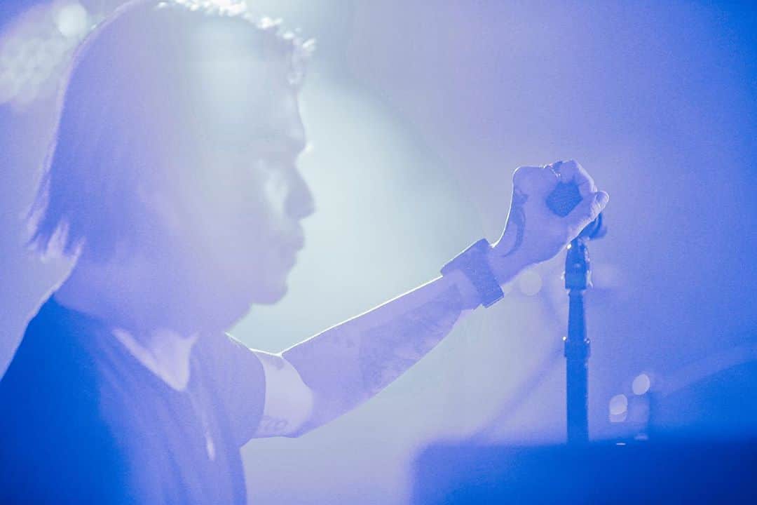 Crossfaithさんのインスタグラム写真 - (CrossfaithInstagram)「Behind the scenes of 'SPECIES VIRTUAL WORLD TOUR - OPEN THE DIMENSIONS'!  Even if you've missed it last Saturday, archived footage is available to stream as well as exclusive t-shirt too! Go experience what we've created before it's too late...  Photo by @nishimakitaichi   「SPECIES VIRTUAL WORLD TOUR - OPEN THE DIMENSIONS」舞台裏写真を一部公開！  見逃し配信も9月22日23時59分まで行なっておりますのでぜひチェックしてみてください。限定Tシャツ付きチケットも同じく今月22日まで購入可能となります！  詳しくはコチラ▷ https://tokyosessions.com/」9月14日 22時30分 - crossfaithjapan