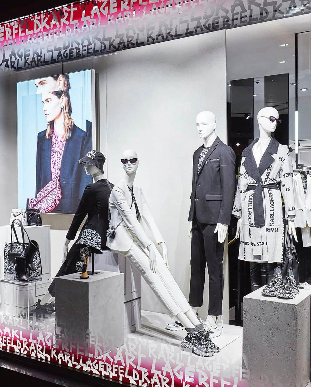 カールラガーフェルドさんのインスタグラム写真 - (カールラガーフェルドInstagram)「Graffiti print is popping up everywhere — including the #KARLLAGERFELD store on Regent Street in London. 🇬🇧 In town for #LFW? Drop by to check out the newest arrivals!」9月14日 22時31分 - karllagerfeld