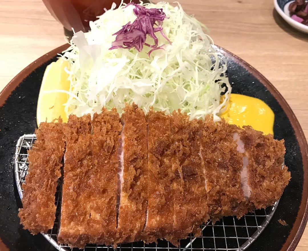 砂山圭大郎さんのインスタグラム写真 - (砂山圭大郎Instagram)「久しぶりにとんかつを食べた。元気出た。  #とんかつ #とんかつ檍 大門店ではなく、檍系列の #いっぺこっぺ 芝大門店にて。  カツカレーがメインの店で、たまには定食。 #浜松町」9月14日 22時35分 - keitaro_sunayama