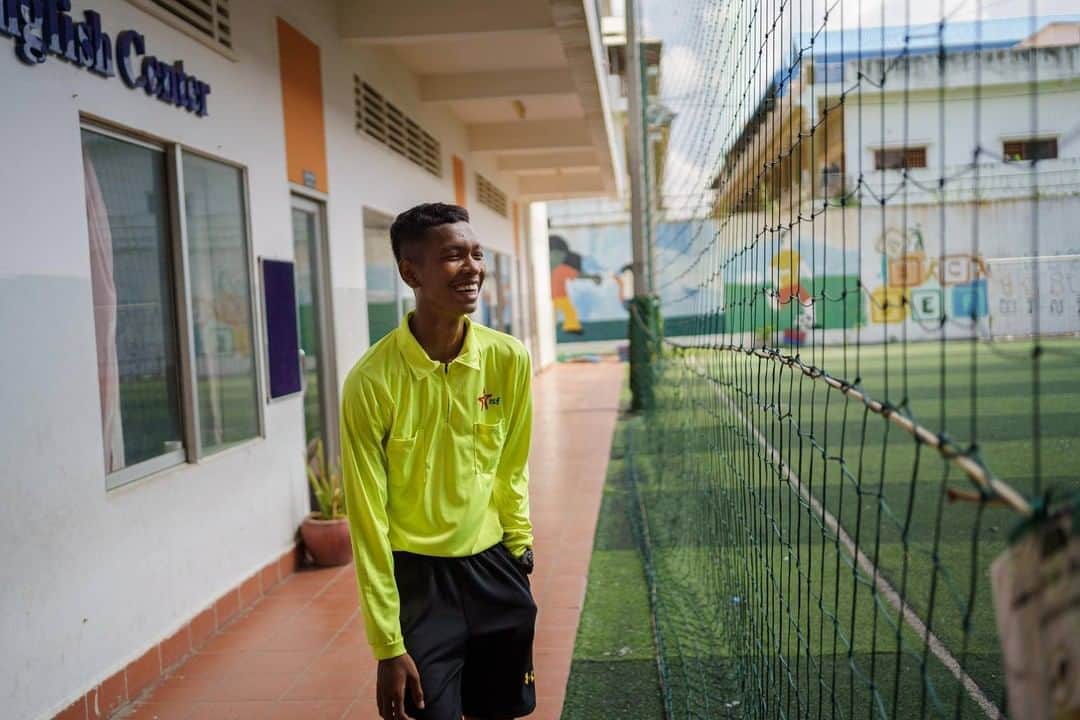 unicefさんのインスタグラム写真 - (unicefInstagram)「“Before COVID-19 I was practicing football. (Now) I’m spending my time at home learning video and photo editing from my uncle,” says Kmouch, 18, from Cambodia. ⚽️🎬  Have you picked up any new hobbies during the pandemic? Tell us in emojis! @unicefcambodia © UNICEF/Cristofoletti」9月14日 22時45分 - unicef