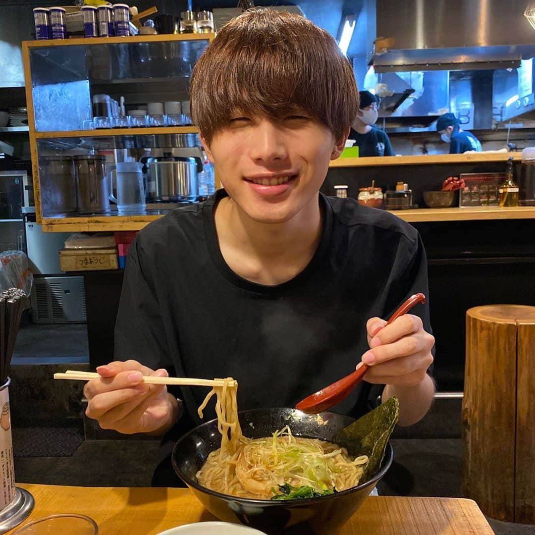 川端誠生さんのインスタグラム写真 - (川端誠生Instagram)「ラーメンは美味しい〜🍜 皆んなは何味が好き？？コメントして #ラーメン #食べ物 #ご飯 #食 #味噌ラーメン #豚骨ラーメン #塩ラーメン #スープ #飲食店 #麺スタグラム #麺 #銀座 #東京グルメ #グルメ」9月14日 22時45分 - ncncmachin