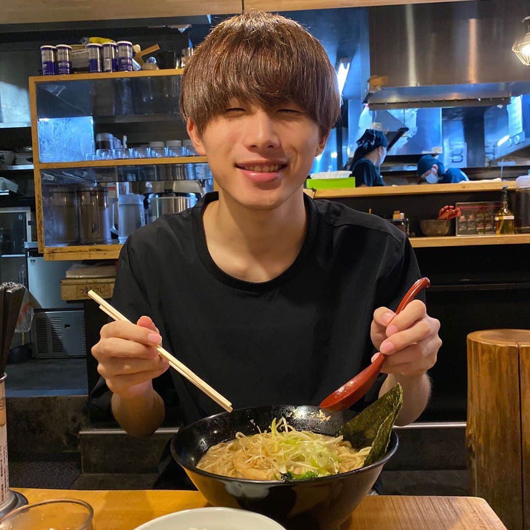 川端誠生のインスタグラム：「ラーメンは美味しい〜🍜 皆んなは何味が好き？？コメントして #ラーメン #食べ物 #ご飯 #食 #味噌ラーメン #豚骨ラーメン #塩ラーメン #スープ #飲食店 #麺スタグラム #麺 #銀座 #東京グルメ #グルメ」