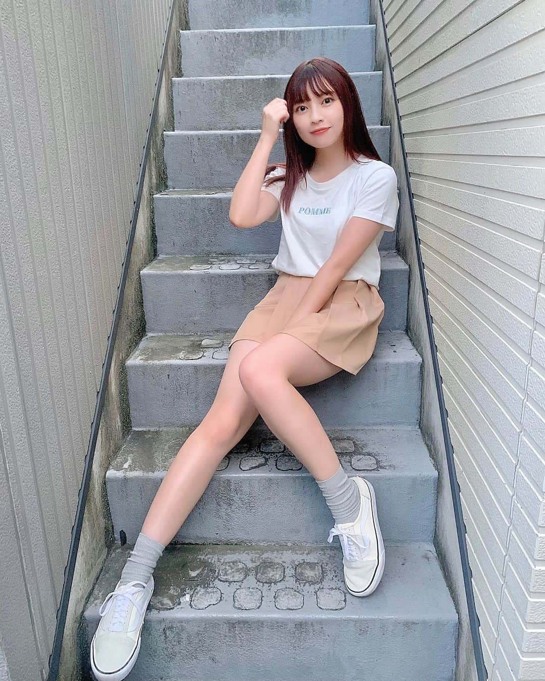 廣川奈々聖のインスタグラム：「もう夏のコーデは着納めだなぁ 〜ꪔ̤̮☁﻿ ﻿ ﻿ このTシャツは大好きな @meru_doll ちゃんのブランドの！﻿ ﻿ 水色のロゴも、形も天才的にかわいいの😚♡♡﻿ きょかちゃんに感謝！﻿ ﻿ ﻿ ﻿ ﻿なんでかすっごいナチュラルメイクだ、、  ﻿ #ななせのふく#夏コーデ#tシャツコーデ#白tシャツ#スニーカーコーデ#ラフコーデ#ootd#pommedamour」