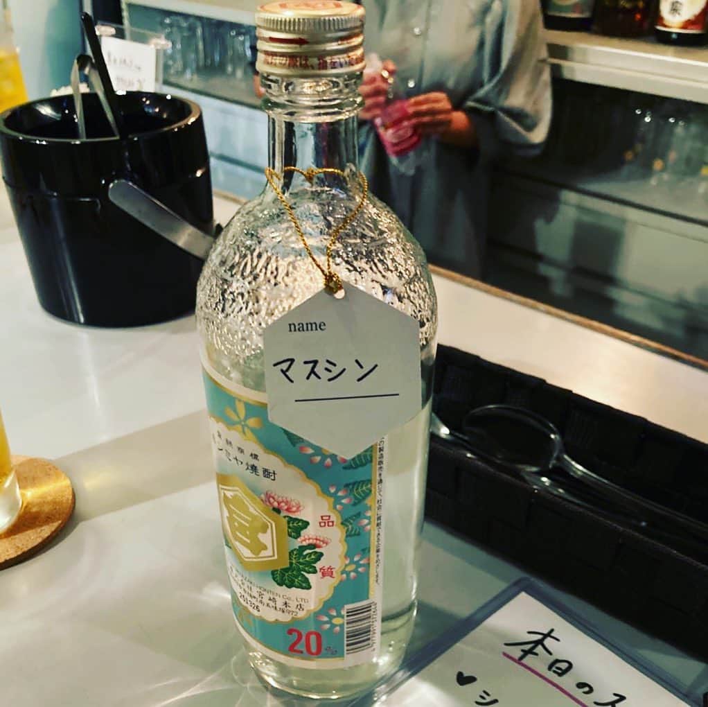 マスダシンのインスタグラム：「インスタをブログ形式で書いてみるテスト  9/11 高野メルドーより京都のライブハウスVOX HALLでお世話になったおのまんが来ているという事で大内ライダーの働いてる横浜のBar黒月へ行った。人生で初めてボトルキープなぞしてなんか大人になった気がする。  9/13 高円寺で壊れかけのテープレコーダーズを観に行くつもりがほぼ間に合わず、カタンの誘いで下北へ、753とタカハシヒョとラーメン桑島を食べ、カタン（惨敗）し、その後なぜか帰りに朝までドライブしながら駄弁り続けるなどした。今年1番夏っぽいことした  こういうブログは100%続かないが不定期でたまに書いてみようかと思う」