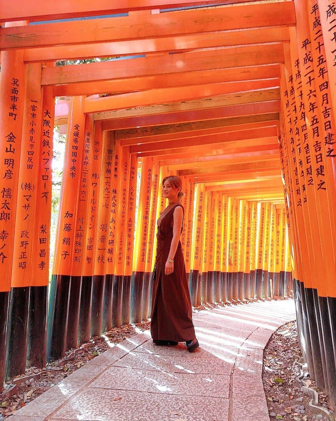 都築青空さんのインスタグラム写真 - (都築青空Instagram)「伏見稲荷大社⛩ 何度か京都に行ったことあるけど、 実は初めてだった伏見稲荷🐕 どこまでも続く長ーい鳥居が綺麗でした😌 . . #伏見稲荷 #伏見稲荷大社 #伏見稲荷大社千本鳥居  #京都旅行 #京都 #kyoto  #あおぞら旅日記 #ootd#outfit#mylook#fashion#プチプラコーデ #今日のコーデ#きょコ #154cmコーデ#おチビコーデ #チビコーデ #シンプルコーデ#カジュアルコーデ#お洒落さんと繋がりたい #着回しコーデ」9月14日 22時55分 - aozora723