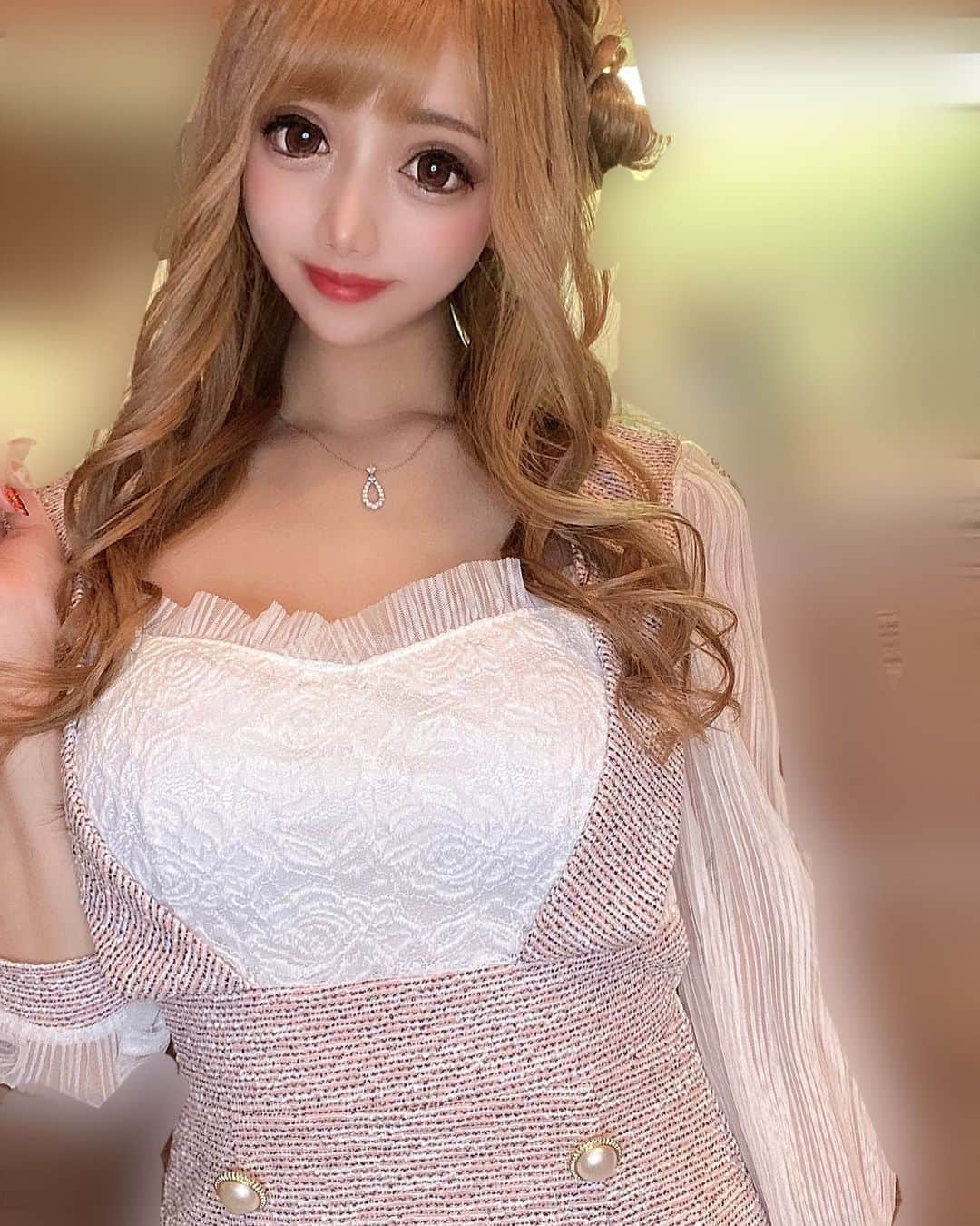 美咲ゆいのインスタグラム：「ピンクのツイードでかわいい💗 私服でも着れそう(*´˘`*)  ご購入はコチラ➡️@dress_tika  #tika#ドレス#ドレス通販 #キャバ#キャバ嬢 #歌舞伎町」