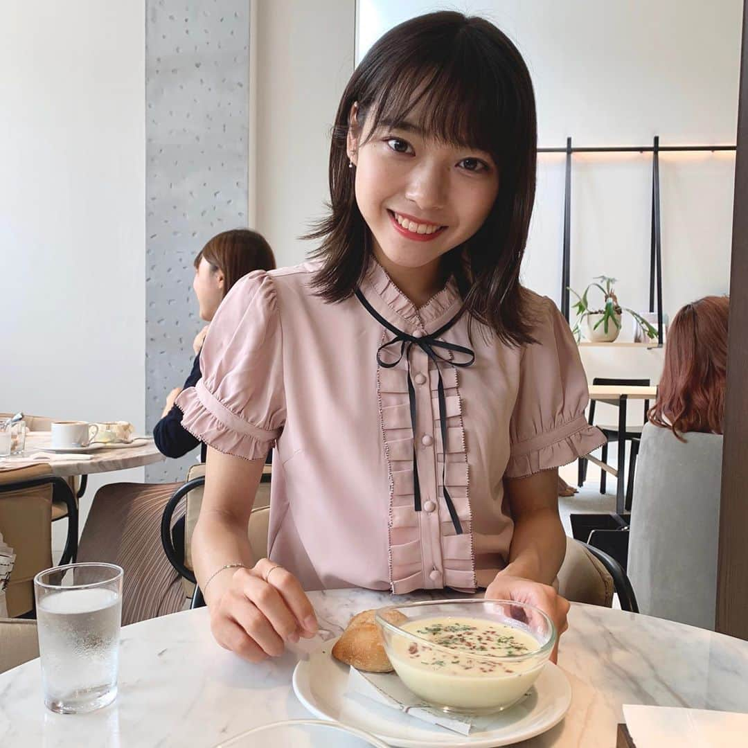 横山キラさんのインスタグラム写真 - (横山キラInstagram)「高校時代の友達とランチ🍽﻿  是非三枚目まで見てください🥰  新しいトップス着てみました👗 ﻿ ﻿ #代官山 #代官山カフェ #代官山ランチ #ランチ #カフェ巡り #横山キラ #スープランチ #ビシソワーズ #おしゃれカフェ #おしゃれランチ #代官山グルメ」9月14日 22時50分 - kira_yokoyama_