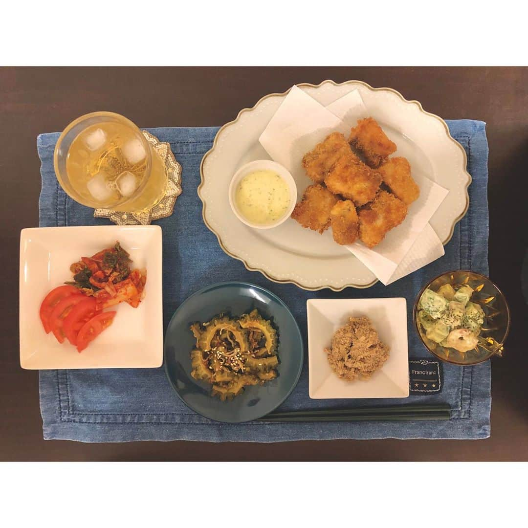 武田華奈のインスタグラム：「. 毎週火曜日のスーパーニュースのコレ旬では旬の食材や料理を紹介しています🍋.。 先月、夏が旬のシイラについてお伝えしようと漁連の方と打ち合わせ。 とても親切で「撮影用に小ぶりのものを2尾準備しますね！」とのことでなにを作ろうかとワクワク🐟💭 しかしオンエア前日に届いたのは荷台で運ぶほどの大きな発泡スチロールに入った1.5mほどの巨大な魚！ シイラの小ぶりとはこれくらいなのか…と2匹、いや2頭の魚を前に立ち尽くしてしまいました🤯 捌ける自信などあるはずもなく、会社の釣り名人の大先輩にお願いし綺麗におろしてもらい、フライにまでしていただき無事にオンエアにこぎつけました。 勉強になりました。。 . おろしてもらった身を使って、自宅でフライをもう一度作ってみました🍴 身がふわふわで柔らかく、らっきょう漬けで作ったタルタルソースとも相性完ぺき、 巨大魚から出てきた巨大真子の煮付けも最高でした𓆜𓆜 . お手頃食材なのにこんなに美味しいなんて「旬」に勝る味つけはありませんね✴︎ さばくところから出来たらかっこいいですが… 下手な料理と盛りつけですが、美味しいレシピを紹介していますので参考にしてみてくださいね。 明日は秋の果物をご紹介します🍏 . そしてもう一つ、キリンの赤ちゃんの名前も決まりますので明日の様子とともにお伝えします。 みなさんは応募しましたか？🦒 どんな名前になるか楽しみですね✴︎ . #コユメ と#冬馬 の子どもということで わたしは#コナツ #小夏 推し」