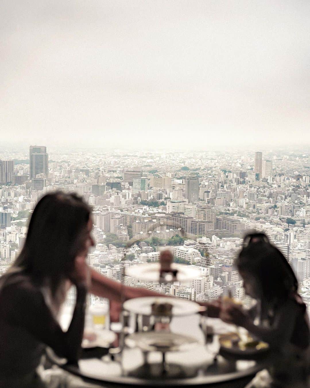 Manamiのインスタグラム：「#staycation at @ritzcarltontokyo 🏨  楽しみにしていたお泊り🌙💕 w/ @alexiastam1988  リッツ最高でした🥺✨ kidsと一緒にお泊まりするのは初めてだったんだけど 子供が喜ぶサプライズやホスピタリティに終始感動🥺💖 そして一緒に過ごした時間に癒された〜😚💕  まずはクラブラウンジでのafternoon teaの写真📸  #afternoontea #ritzcarltontokyo #リッツカールトン #リッツカールトン東京 #pr」