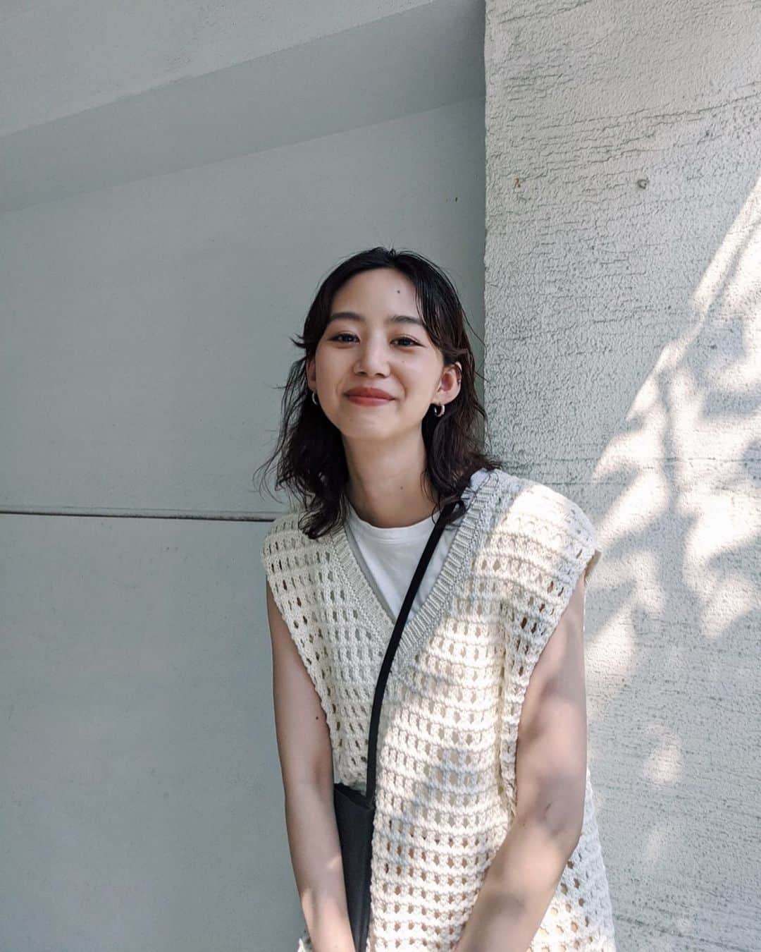 Shiho Sasakiのインスタグラム：「今週も始まりましたね✨ そろそろ夏も終わりかぁ🍉 急に寒くなったら何着ようかそわそわするよね😭 クローゼット整理しなきゃ💭 #MOUSSY#MOUSSYSNAP #夏の終わり」