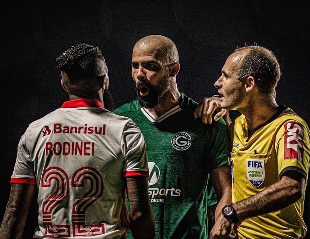 サンドロ・ラニエリ・ギマランイス・コルデイロのインスタグラム：「Sentimento diferente estar em campo pela primeira vez atuando contra a equipe que me projetou e que tanto fez por mim.   Gratidão eterna ao Inter e seus torcedores que até hoje me enviam mensagens de carinho e respeito!  Sobre o jogo, vitória necessária e importantíssima para a nossa sequência na temporada. Seguimos trabalhando para continuar evoluindo a cada partida...  Pra cima, Goiás! 👊🏽」