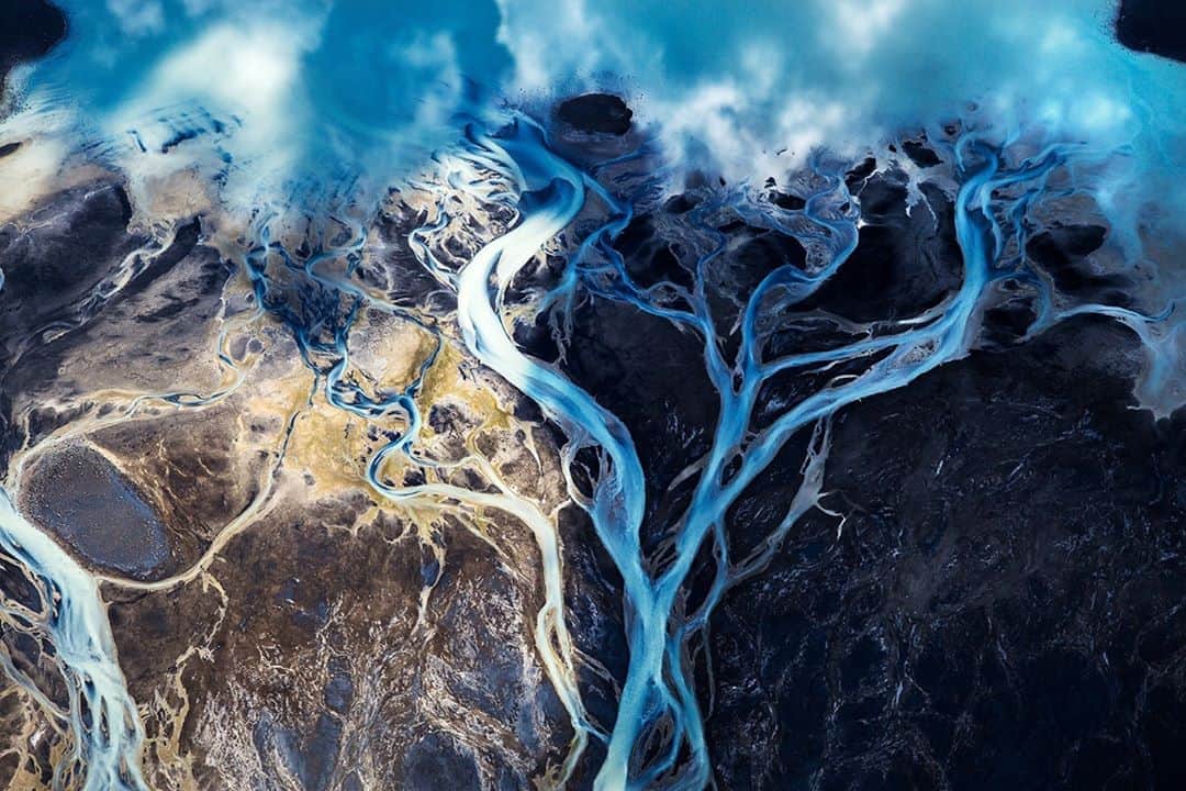 のインスタグラム：「Cris Toala Olivares (@toalaolivares) is a visual explorer who studies the connection between humankind and nature with his #Leica M240. Driven by a strong fascination for volcanic activity, he creates aerial photographs that are as fascinating as they are profound. Follow the link in our bio to learn more.  #LeicaCamera #🔴📷 #LeicaM240 #aerialphotography #naturephotography」