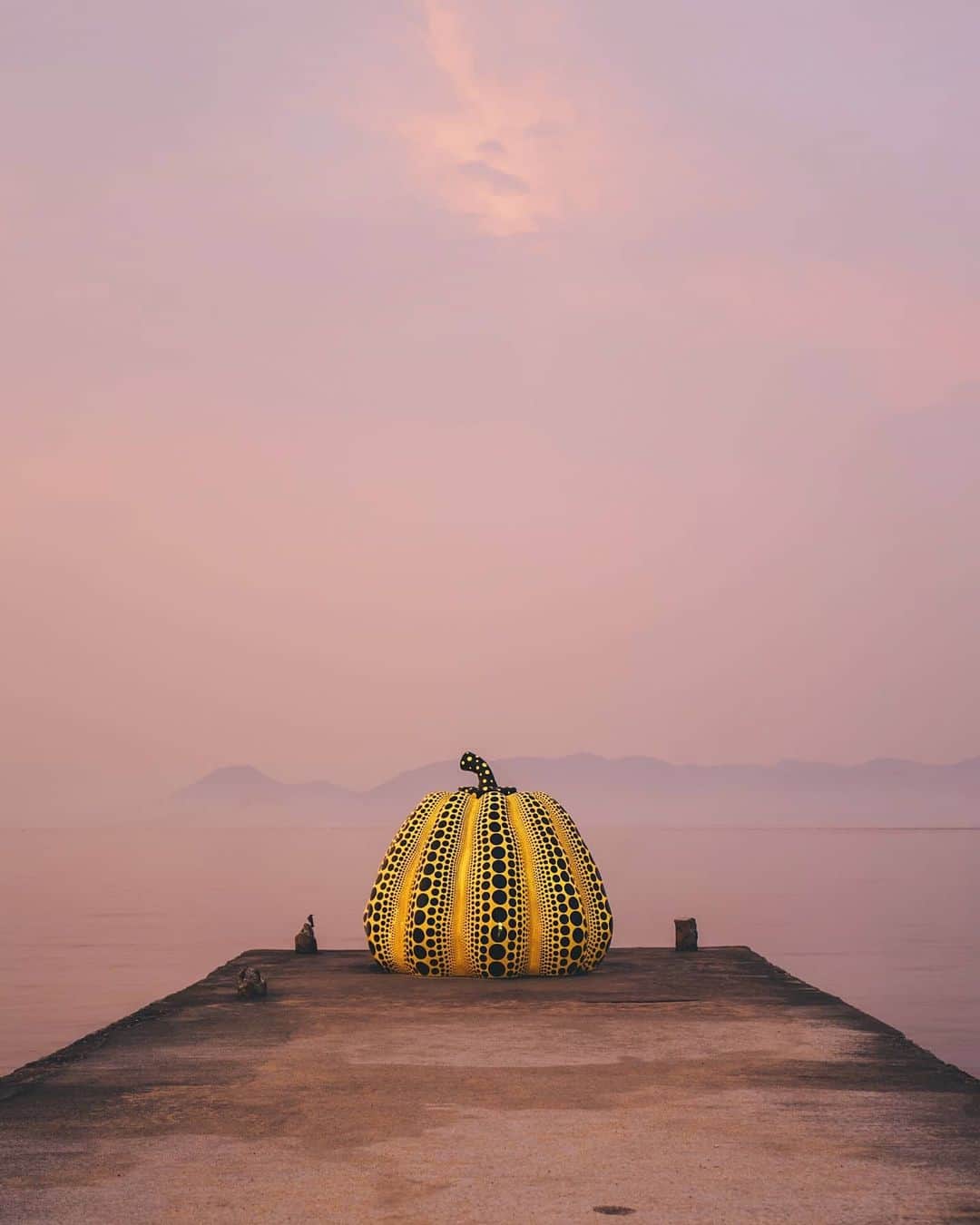 福田洋昭のインスタグラム：「Everyday is Halloween at Naoshima 🎃 #NaoshimaClassics #YayoiKusama」