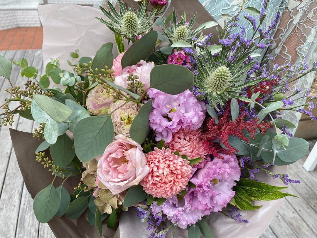 スミス楓のインスタグラム：「9/14 happy birthday お母さん🤍﻿ お花めちゃくちゃかわいい👒🌿﻿ 来週はお父さんで再来週はわたし。﻿ 9月は忙しいよー🤭💕#ケーキ食べまくり﻿」