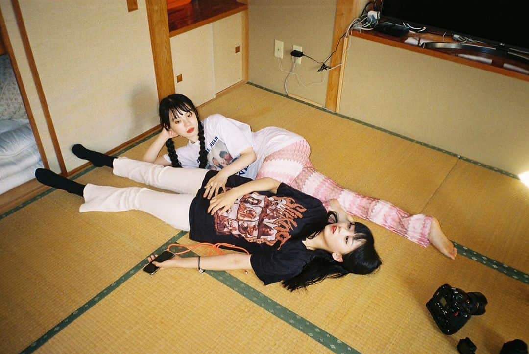 ゆらのインスタグラム：「畳になってる人達」