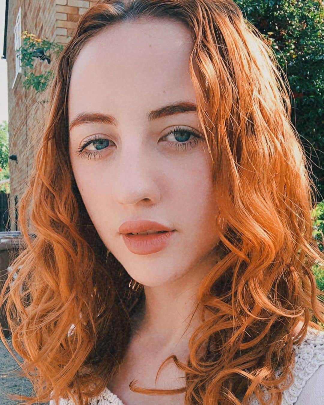 ベッキー・クルーエルのインスタグラム：「curly girl method! 😍 I visited @bellaboxuk in Letchworth today and whilst rinsing out my hair, Charlotte noticed that my hair wanted to wave a little and asked if we could try her method for defining and enhancing curls.⁣ ⁣ I love curly hair so of course I said yes! Whilst my hair is naturally very straight, it’s possibly because I don’t know how to bring out my natural texture and so I resort to heat curling my hair instead. ⁣ ⁣ We used conditioner, gel, and NO SHAMPOO to get this look! No hair tongs at all! I’m so impressed and amazed, I was speechless at the end!⁣ ⁣ If you have curly hair or are curious about your own hair texture please do check out @bellaboxuk ! It’s under an hour from London on train and nearby beauty spots like the lavender fields too, and you might have an amazing result that surprises you too! 🤩⁣ ⁣ PR Experience for free, I had no obligation to post or review 🙏⁣ ⁣ #curlygirlmethod #cgmethod #cgm #curlyhair #wavyhair #redhead #gingerhairdontcare #naturalcurlyhair #curlynaturalhair #redheadsdoitbetter」