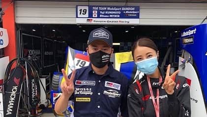 竹内紫麻さんのインスタグラム写真 - (竹内紫麻Instagram)「色々感情の 整理がつかなくて 投稿するのが遅くなっちゃいましたが  2020 AUTOBACS SUPER GT Round4　FUJIMAKI GROUP MOTEGI GT 300km RACEが幕を閉じました。  今年はコロナの影響で、 予選日の中継冒頭の選手インタビューが、 今年はリポーターのリポート形式に 変わったこともあり、 事前取材に加え冒頭リポート用の聞き込み取材で 沢山のチームにお話を聞きに行ったり、  ここは変わらずですが 予選TOP3ドライバートークショーで 決勝への意気込みを聞いたり、  本当に決勝ギリギリまで 沢山のドライバーの皆さんや チーム関係者の皆さんにお話を伺うので、 それぞれのチームや選手の皆さんの思いや状況 （誕生日だったりとかね、節目のレースだったりとか） に感情移入した状態でレースが終わるので、  凄く嬉しかったり 逆に凄く悲しかったり めちゃくちゃハッピーだったり めちゃくちゃショックだったり  と言ういろんな感情が一気に押し寄せてきて心が大渋滞になります🚗笑  まず、 何度もしつこく チーム戦略を聞きに行っても快く答えてくださったGT300  65号車！LEON PYRAMID AMG @leonracing.official  13番手からの逆転優勝おめでとうございました！  そして！ 予選TOP3ドライバートークショーでの宣言通り！！  キラキラ輝く走りでした⭐️！！  GT500 KEIHIN NSX GT スーパーシャイン17号車  本当におめでとうございました！  どちらのクラスの優勝もジャンプしながら喜びました笑  参加選手の方から トークショーで宣言しただけに嬉しい！ と言っていただけることが多くなりました。 本当に嬉しい😭  嬉しい気持ちは次戦まで、 というかシーズン終わりまで引きずって！！！  ショックな気持ちは、 早く切り替えて引きずらず 次戦のレースを楽しみに待ちたいと思います☺️笑  なんでしましまが引きずってんの？😂 て最近言われがちなので笑  次戦も楽しみだな！ 上限付きではありますが、 お客さんも久々に入れるし！⭐️ それが本当に何よりですね。  と長くなりましたが！ 折り返し地点、 頑張って行きましょー！  #2020 #AUTOBACS #SUPERGT #Round4　#FUJIMAKIGROUP #motegigt300km #RACE #17号車 #65号車 #おめでとうございました🎉」9月14日 23時07分 - shimax1223