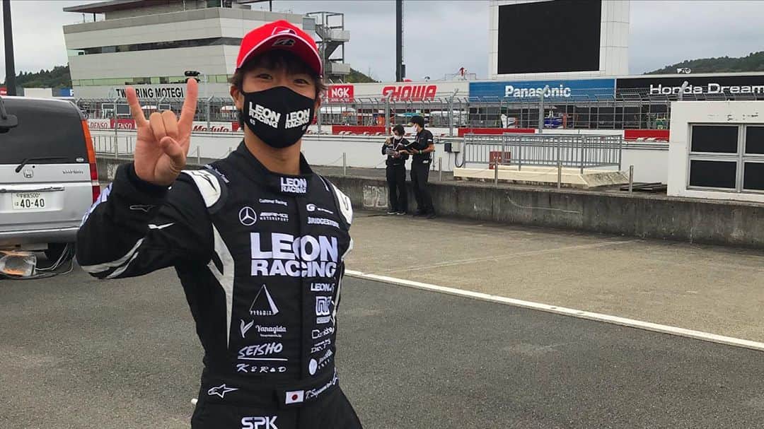 竹内紫麻さんのインスタグラム写真 - (竹内紫麻Instagram)「色々感情の 整理がつかなくて 投稿するのが遅くなっちゃいましたが  2020 AUTOBACS SUPER GT Round4　FUJIMAKI GROUP MOTEGI GT 300km RACEが幕を閉じました。  今年はコロナの影響で、 予選日の中継冒頭の選手インタビューが、 今年はリポーターのリポート形式に 変わったこともあり、 事前取材に加え冒頭リポート用の聞き込み取材で 沢山のチームにお話を聞きに行ったり、  ここは変わらずですが 予選TOP3ドライバートークショーで 決勝への意気込みを聞いたり、  本当に決勝ギリギリまで 沢山のドライバーの皆さんや チーム関係者の皆さんにお話を伺うので、 それぞれのチームや選手の皆さんの思いや状況 （誕生日だったりとかね、節目のレースだったりとか） に感情移入した状態でレースが終わるので、  凄く嬉しかったり 逆に凄く悲しかったり めちゃくちゃハッピーだったり めちゃくちゃショックだったり  と言ういろんな感情が一気に押し寄せてきて心が大渋滞になります🚗笑  まず、 何度もしつこく チーム戦略を聞きに行っても快く答えてくださったGT300  65号車！LEON PYRAMID AMG @leonracing.official  13番手からの逆転優勝おめでとうございました！  そして！ 予選TOP3ドライバートークショーでの宣言通り！！  キラキラ輝く走りでした⭐️！！  GT500 KEIHIN NSX GT スーパーシャイン17号車  本当におめでとうございました！  どちらのクラスの優勝もジャンプしながら喜びました笑  参加選手の方から トークショーで宣言しただけに嬉しい！ と言っていただけることが多くなりました。 本当に嬉しい😭  嬉しい気持ちは次戦まで、 というかシーズン終わりまで引きずって！！！  ショックな気持ちは、 早く切り替えて引きずらず 次戦のレースを楽しみに待ちたいと思います☺️笑  なんでしましまが引きずってんの？😂 て最近言われがちなので笑  次戦も楽しみだな！ 上限付きではありますが、 お客さんも久々に入れるし！⭐️ それが本当に何よりですね。  と長くなりましたが！ 折り返し地点、 頑張って行きましょー！  #2020 #AUTOBACS #SUPERGT #Round4　#FUJIMAKIGROUP #motegigt300km #RACE #17号車 #65号車 #おめでとうございました🎉」9月14日 23時07分 - shimax1223