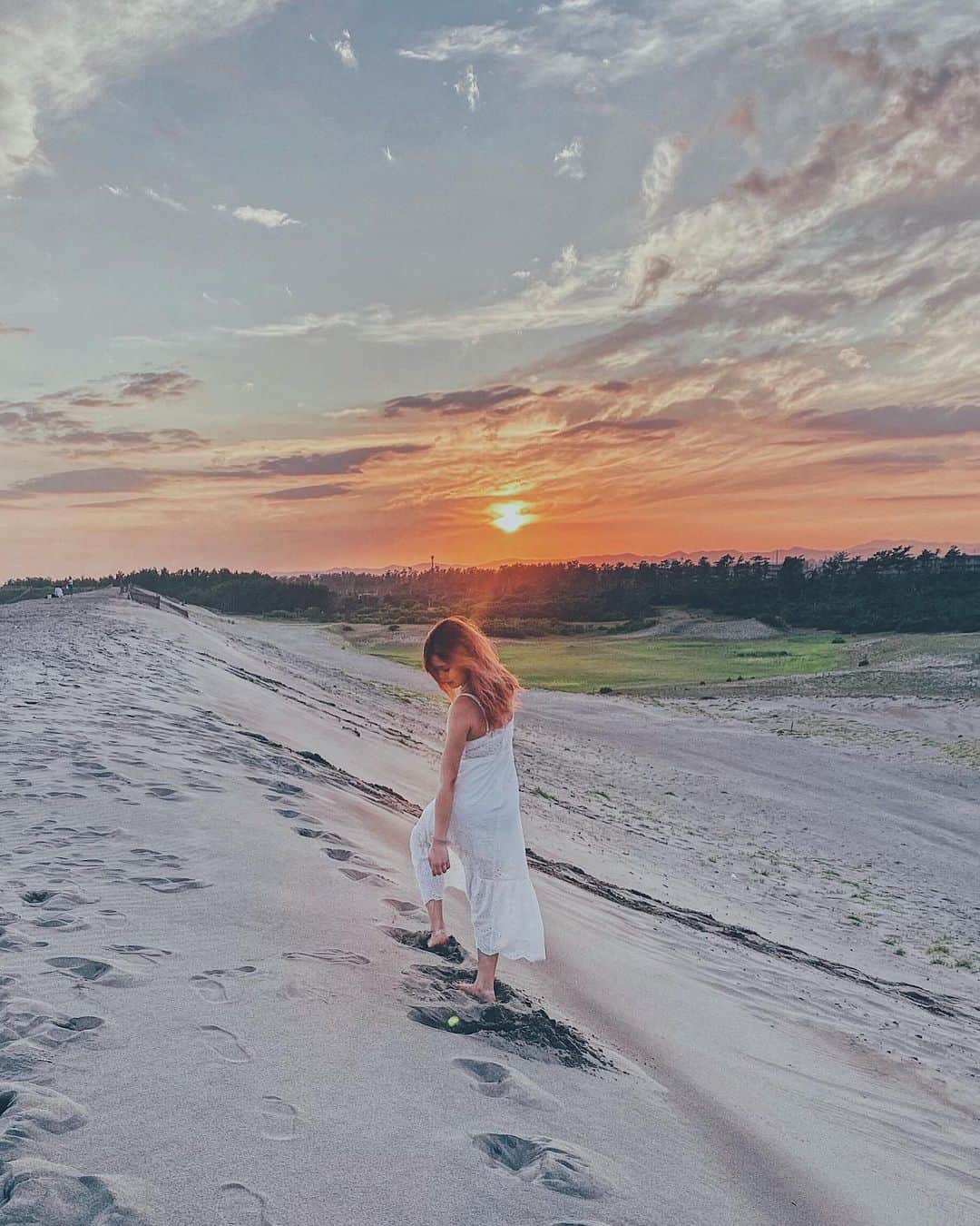 YOKOのインスタグラム：「中田島砂丘🕌🌅  夕焼けがほんとに綺麗で感動〜✨ こんな近くに砂丘があるなんて！ 写真も合成みたいでしょ？(笑)  コロナで海外いけなくて 逆に日本の素敵な場所を いっぱい見つけられて嬉しい🧡  #静岡#genic_japan」