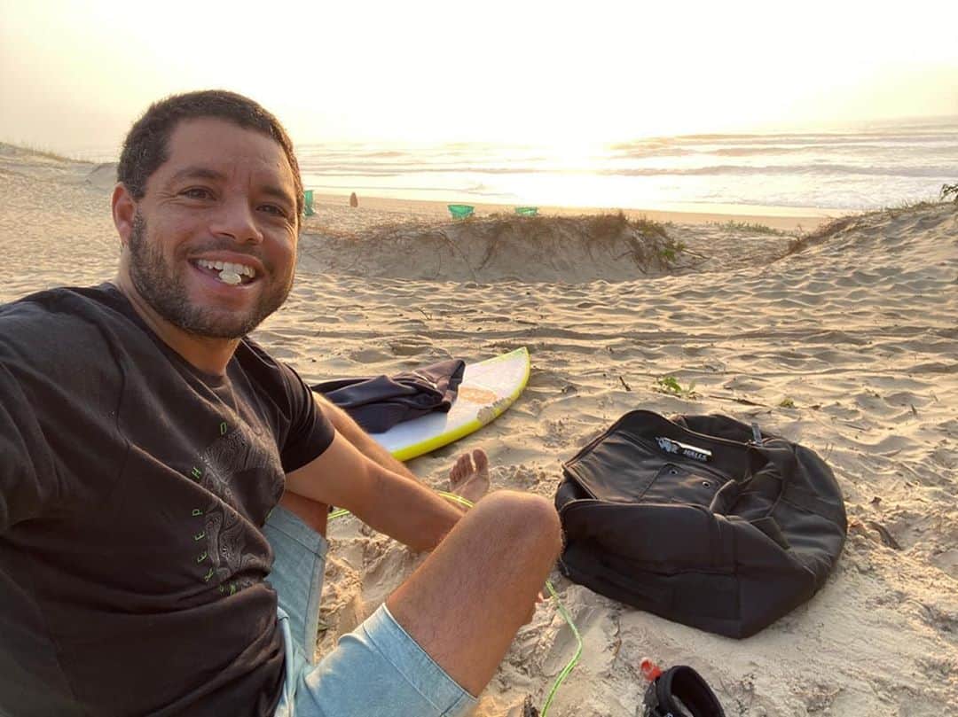 アドリアーノ・デ・ソウザのインスタグラム：「Mais um dia de treino por aqui, eu e meu Halls que me ajuda a respirar melhor para entrar na água e ir com tudo em mais uma session. Essa parceria aqui é forte, hein @hallsbrasil?! #vaicomhalls」