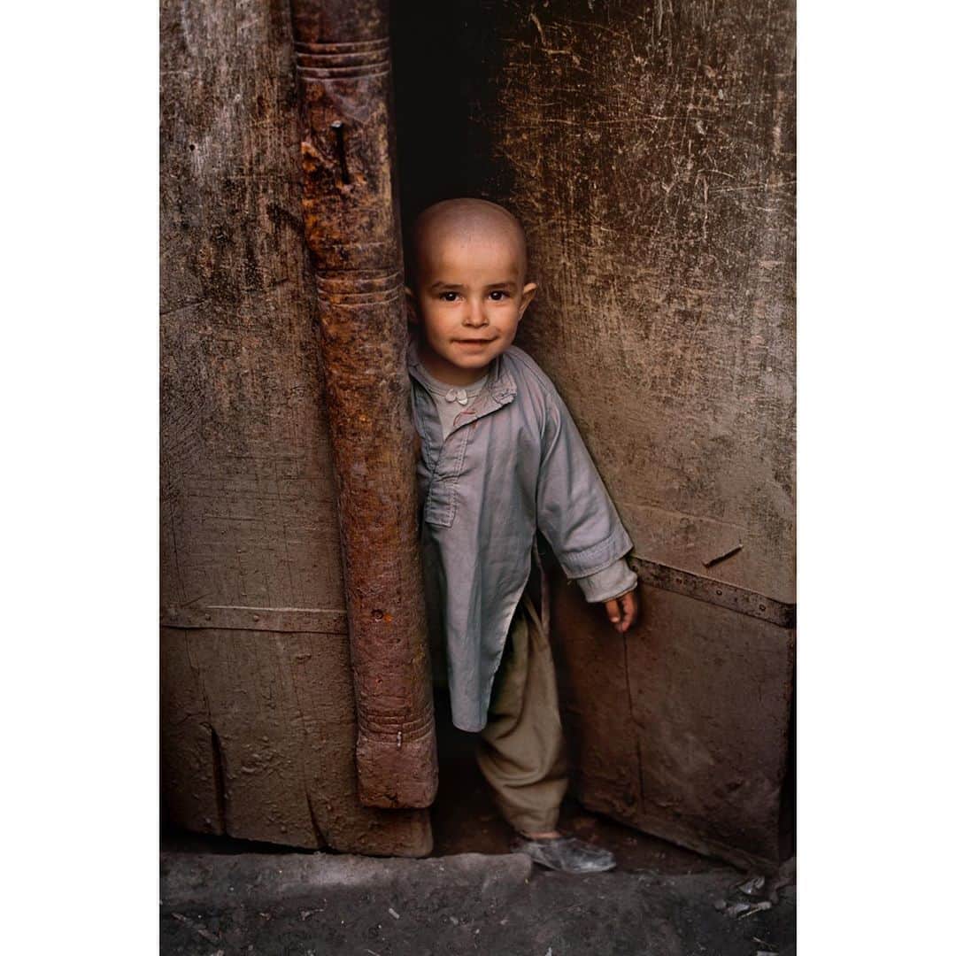 スティーブ・マカリーさんのインスタグラム写真 - (スティーブ・マカリーInstagram)「This boy greeted me at the door when I was going to visit his father in #Kabul, #Afghanistan, 2003.  #SteveMcCurry #SteveMcCurryAfghanistan」9月14日 23時13分 - stevemccurryofficial