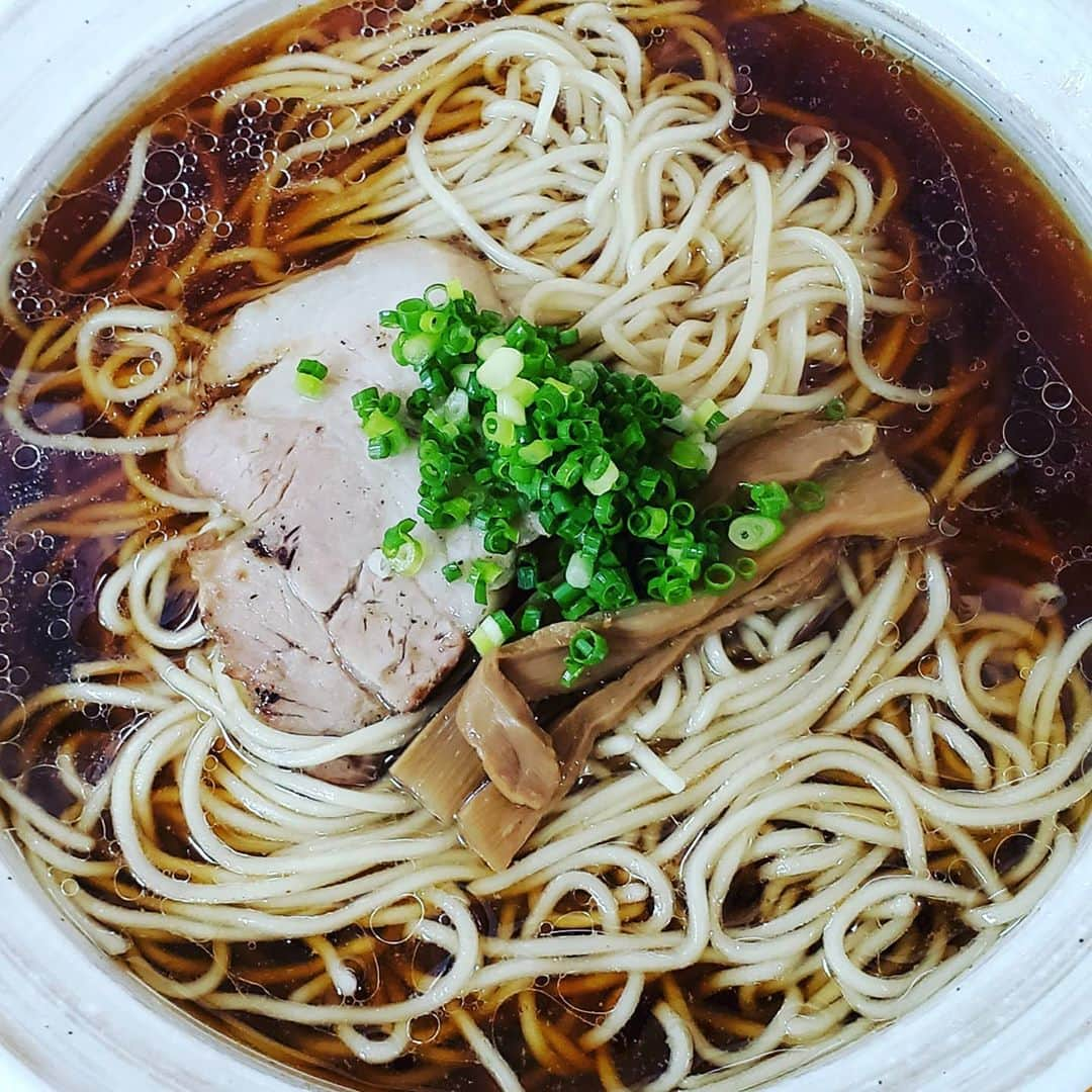 粉川真一さんのインスタグラム写真 - (粉川真一Instagram)「美味しい「醤油ラーメン」を頂いた！ 今日も一日頑張ろう！  #ラーメン #中華 #醤油ラーメン #麺好き」9月14日 23時13分 - mrt.kokawa