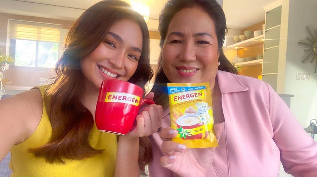 Kathryn Bernardoさんのインスタグラム写真 - (Kathryn BernardoInstagram)「Extremely happy and grateful to officially become a part of the Energen family, and my first campaign is made even more special because I'm joined by my mama @bernardomin! She made me drink Energen ever since I was a little girl (and I remember having LSS over their jingle "Sustansyang Pagkainumin" lol)💛 Thank you Energen family for your warm and energetic welcome—just like the way you fuel today's Energen Generation! For us, #ArawArawEnergen. 🤗 #ArawArawEnergenWithKath」9月14日 23時21分 - bernardokath
