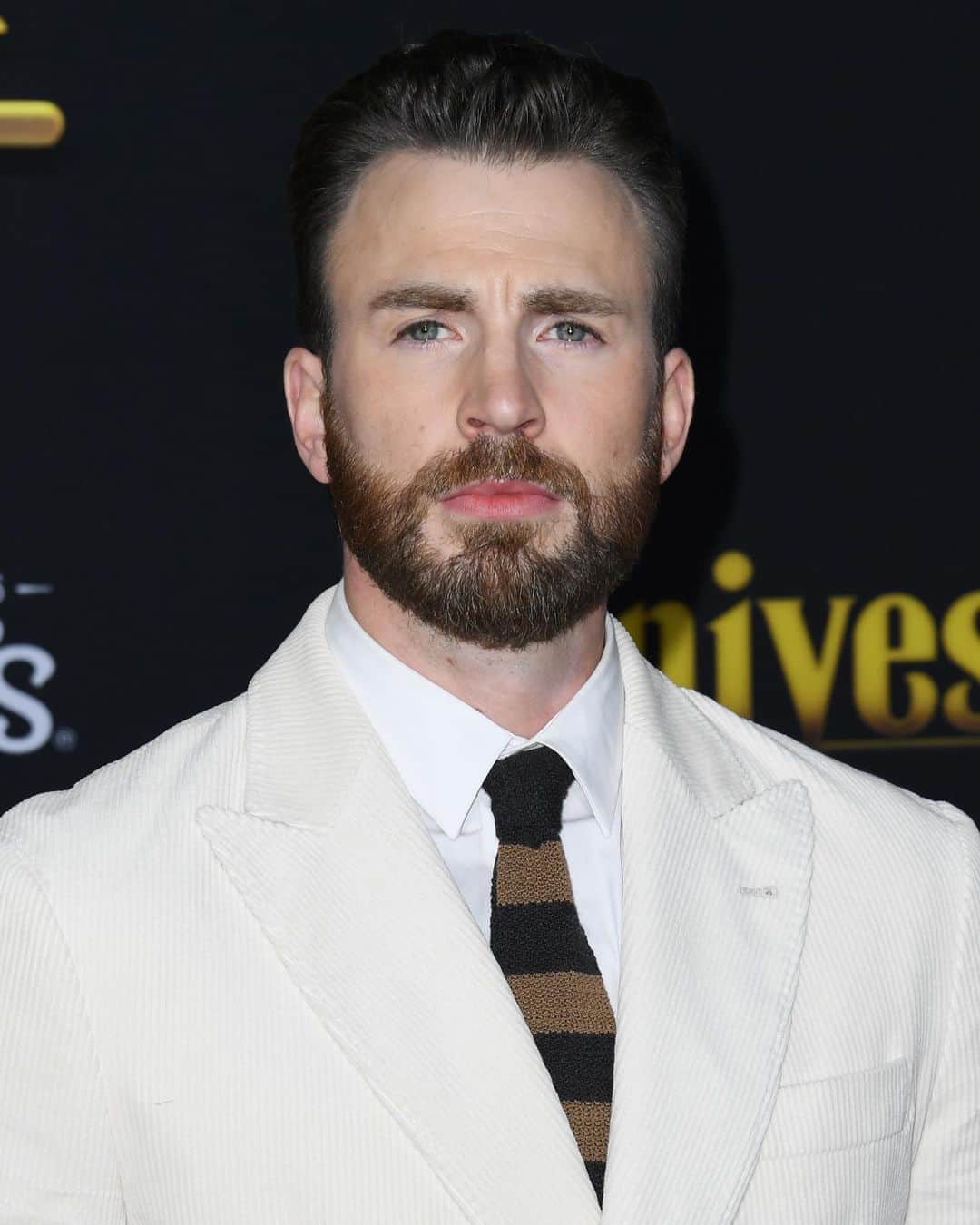 Just Jaredさんのインスタグラム写真 - (Just JaredInstagram)「Celebrities have been issuing reactions to Chris Evans’ NSFW photo leak. Tap this pic in the LINK IN BIO for the reactions which range from lighthearted to extremely serious.  #ChrisEvans Photo: Getty」9月14日 23時19分 - justjared