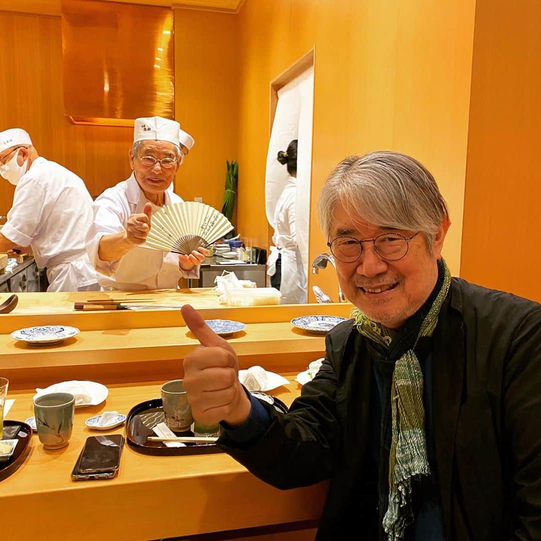松本隆さんのインスタグラム写真 - (松本隆Instagram)「89歳の寿司職人、金沢弥助の森田一夫さんに最大のリスペクトと瑠璃色の地球の扇子を差し上げた。レジェンドにして時代の最先端、この生き方こそ、ぼくの生きる目標である。」9月14日 23時30分 - takashi_matsumoto_official