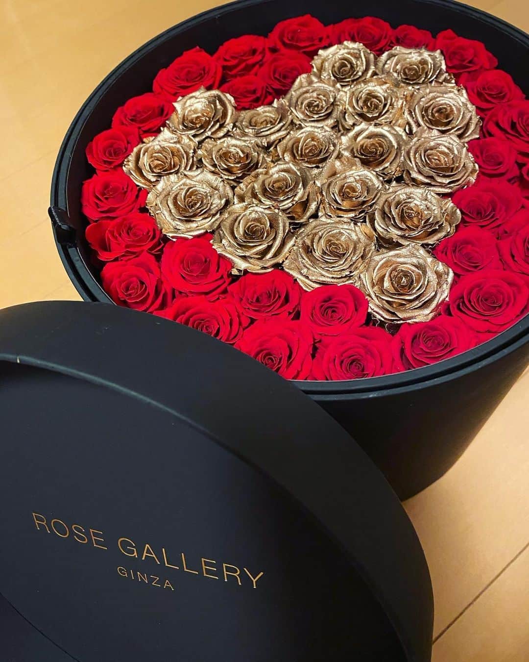 星奈あいさんのインスタグラム写真 - (星奈あいInstagram)「ブリザードフラワー🥀❤️ ずっと綺麗なままで。  #ブリザードフラワー#ブリザードフラワーギフト#rose#rosegallery#薔薇#星奈あい」9月14日 23時21分 - hoshina_r18