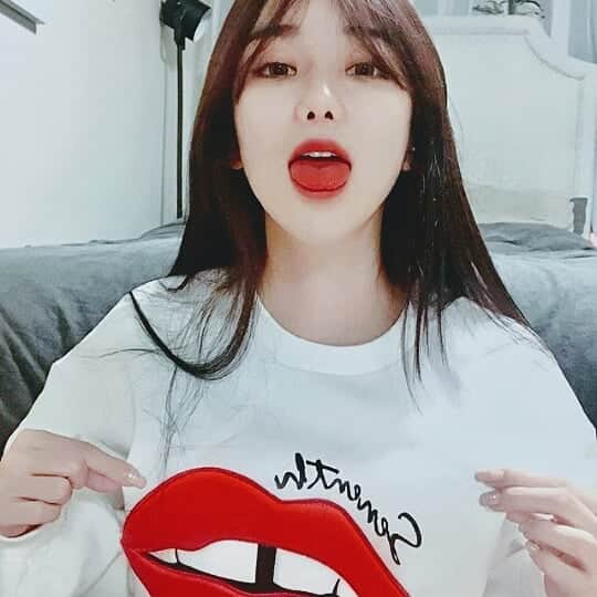 イ・スビンのインスタグラム：「👅👄❤」