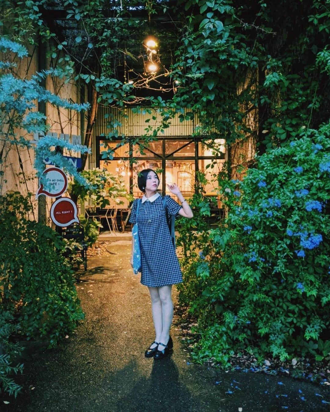 木村仁美のインスタグラム：「お洒落なcafeの入り口にて…🌱🦋 心癒されました🐇🐇🧊」