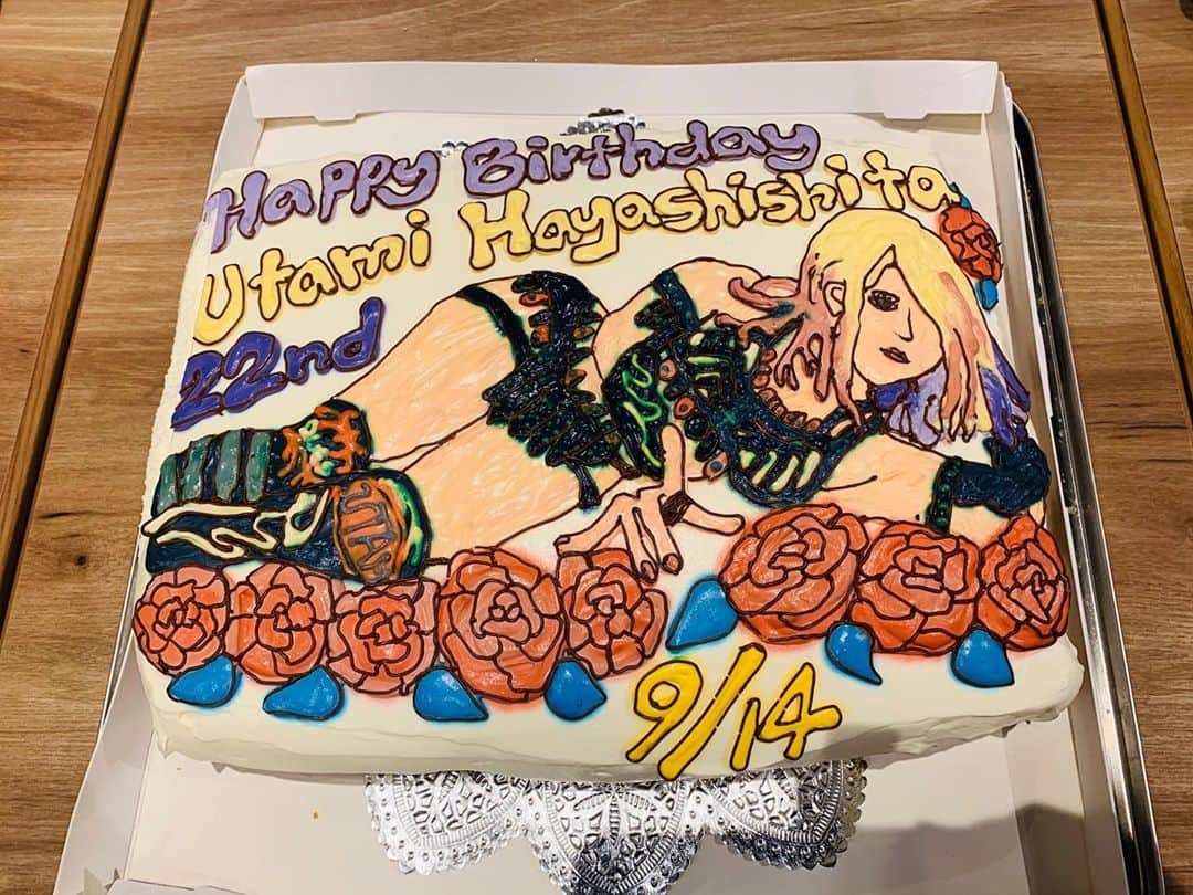 のインスタグラム：「Thank you !!🌹✨ . 素敵なケーキいただきました ♛ . 最高の誕生日🎈 ありがとうございました✨ . #STARDOM #QQ」
