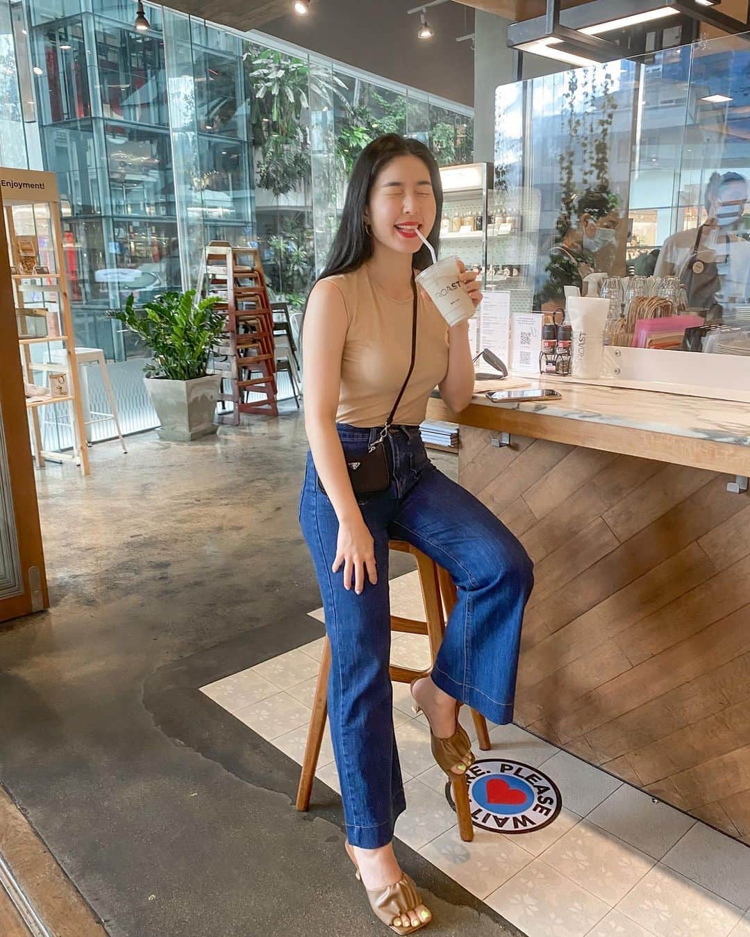 GYEON SEOさんのインスタグラム写真 - (GYEON SEOInstagram)「_* slide right to smile 😆 . . #gomdorishotz」9月14日 23時34分 - queengyeon