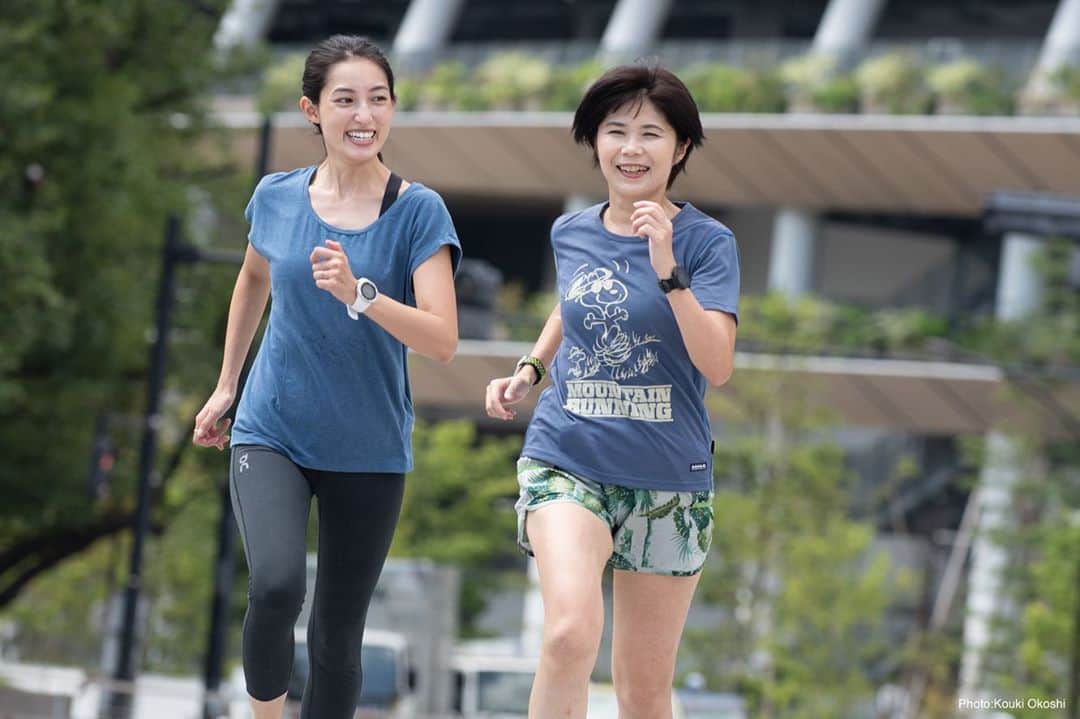 大杉亜依里のインスタグラム：「ランニングWebマガジン﻿ @yourespecial_shareyourvoice ﻿ 最新のインタビュー更新しました！﻿ ﻿ 今回のゲストは @nattoumari さんです🌻﻿ ﻿ 自分の"好き"をはっきり持ち、好きな事とランニングを独自のアイデアで上手く組み合わせながら大人の遊びに変えていくまりさん。﻿ ﻿ 自分だけじゃなく周りも楽しませてくれるエネルギーがありながら、どこか肩の力が抜けていて、無理がない…とにかく大人で、とっても素敵な方なのです☺️💕﻿ ﻿ そんなまりさんと私の初フルマラソンは、何と全く同じ年の同じ大会。﻿ 2013年のホノルルマラソンだった、というのがインタビュー中に発覚してお互いびっくりで🤣﻿ ﻿ あの日初めて感じたフルマラソンの苦しさや、それを超える感動を、ゴール地点のカピオラニ公園の芝生のどこかでまりさんも同じように感じていたのかー！！﻿ と思うとなんだか嬉しくて。﻿ ﻿ 同じ大会を走ったというだけで、こんなに通じ合える、親近感の湧いてしまうランニングって、やっぱり不思議で面白いな〜と感じたのでした🙏❤️﻿ ﻿ まりさんの魅力をつめ込んだインタビュー、ぜひ読んでみてください！﻿必見です！ ﻿ @yourespecial_shareyourvoice ﻿ のアカウントのプロフィールからWebマガジンにとべます✌﻿ ﻿ Photo: @koukoshi」